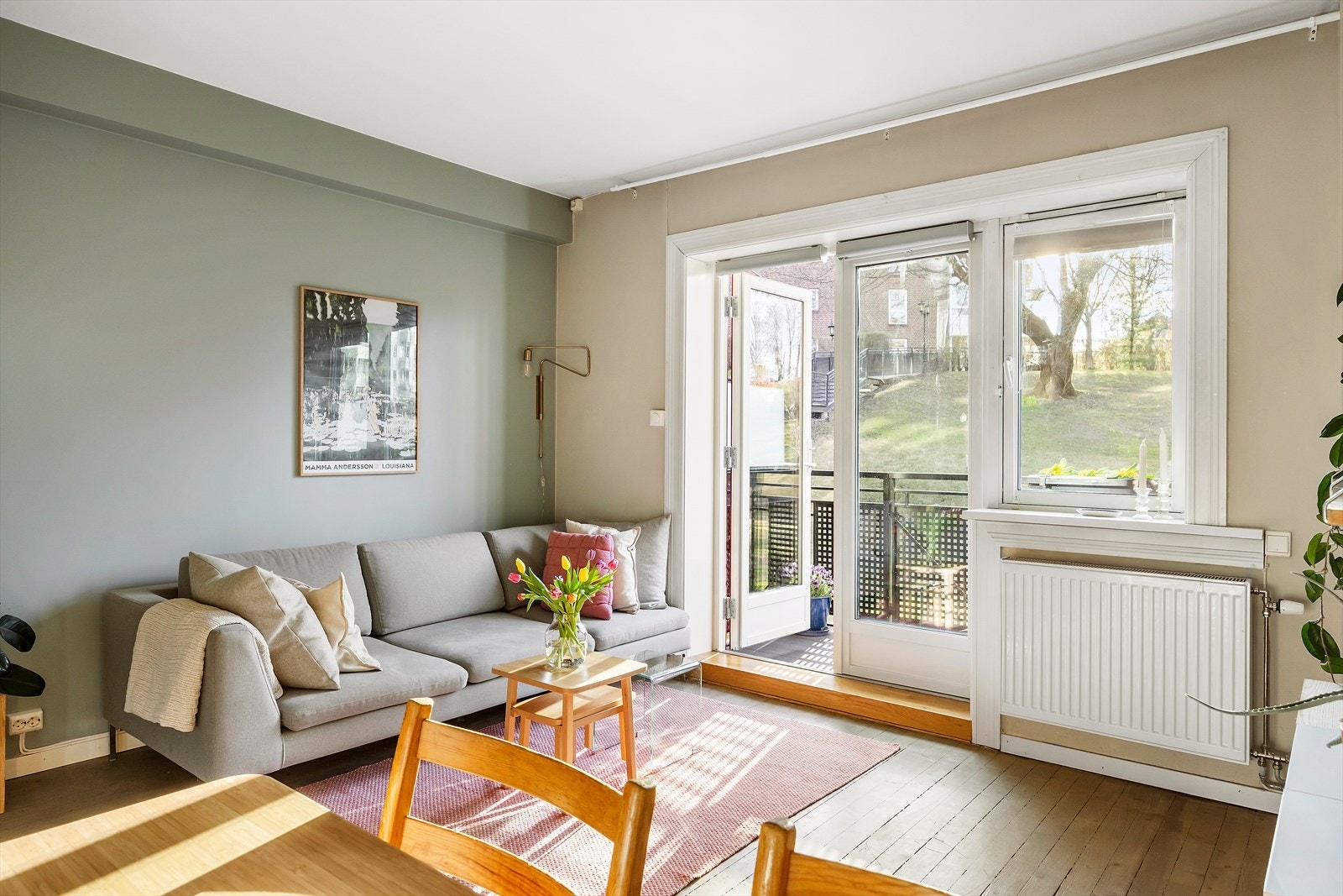 Hele leiligheten er malt i lune og tidsriktige farger med originalt tregulv. Galleribilde