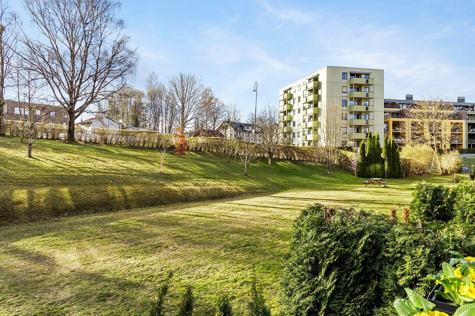 Utsynet fra balkongen. Fine og opparbeidede grøntområder. Galleribilde