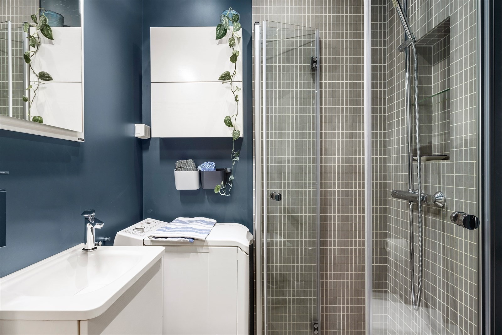 Flott bad fra 2017 med opplegg for vaskemaskin. Galleribilde