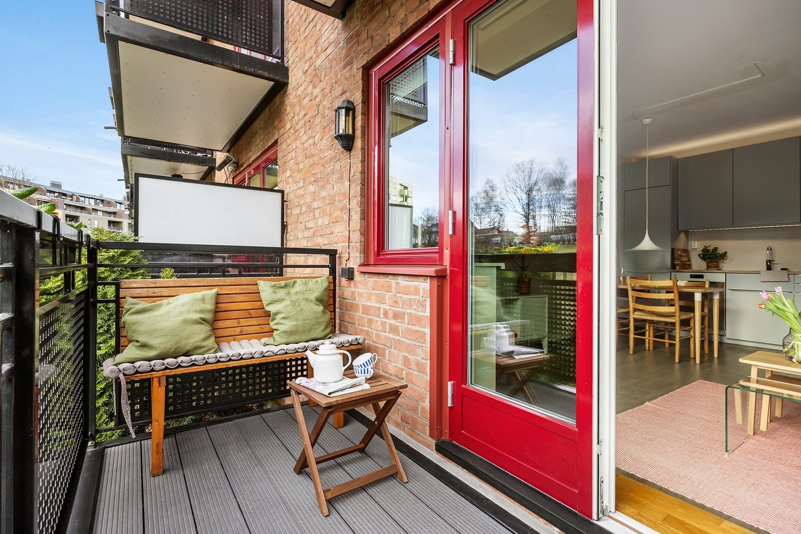 En lys og svært delikat 2-roms med vestvendt balkong, åpen stue/kjøkken, romslig soverom og bad. Galleribilde