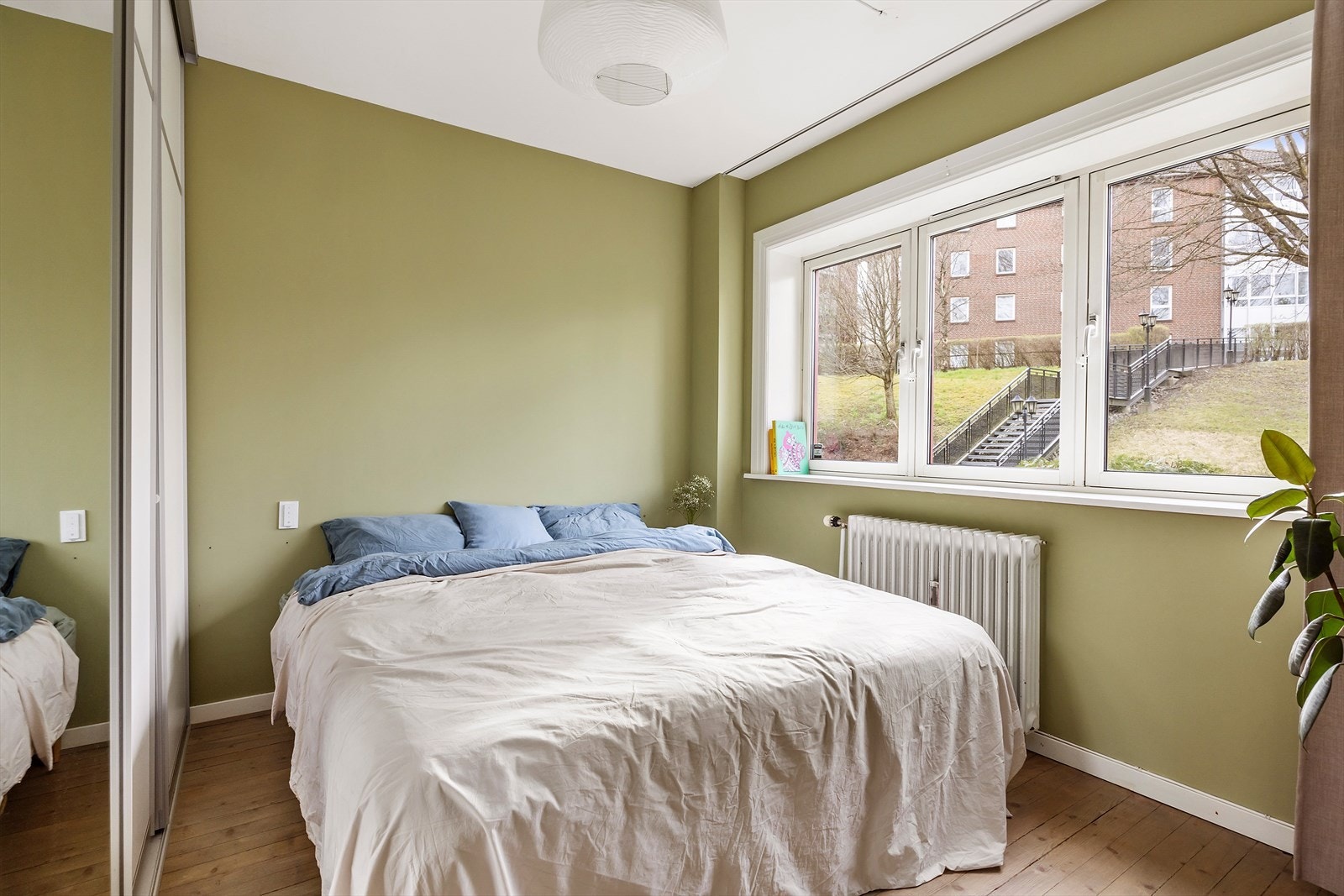 Romslig soverom med god plass til dobbeltseng og tilhørende møblement. Galleribilde