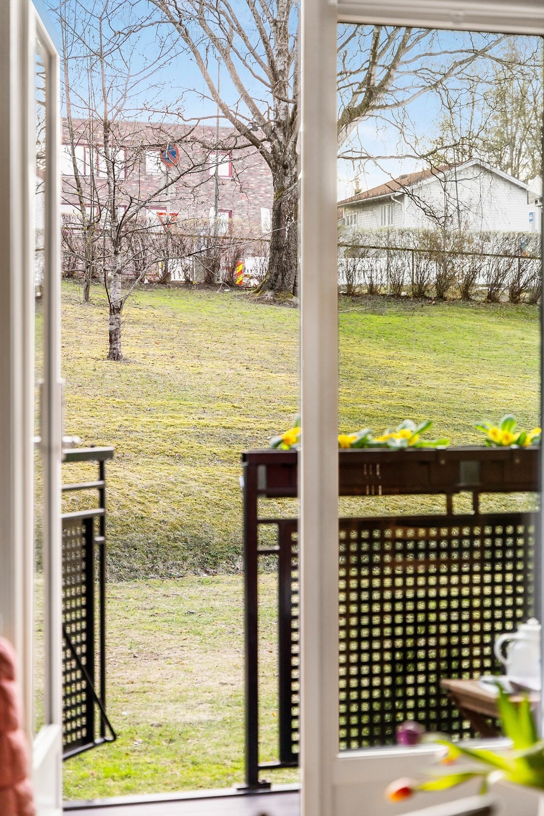 Fra stuen er det utgang til en flott balkong - en herlig uteplass om sommeren og en naturlig forlengelse av leiligheten. Galleribilde