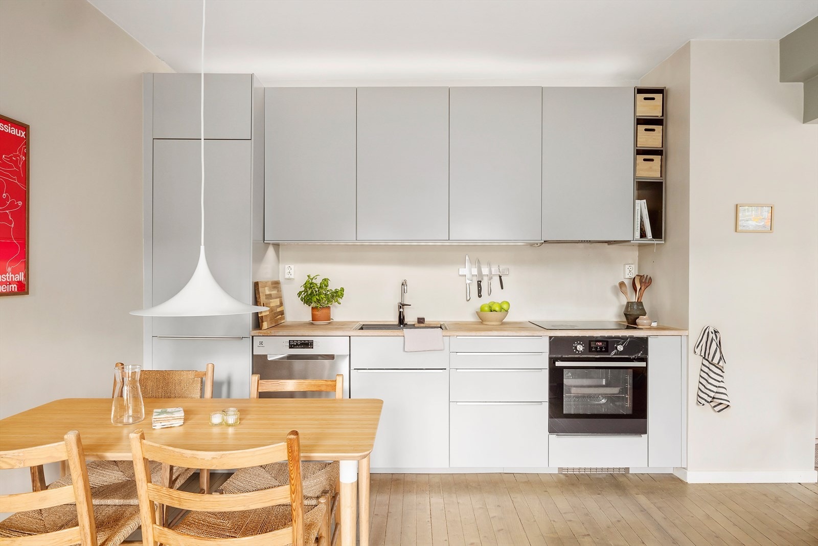 Stuen og kjøkkenet er utformet i en åpen og sosial løsning, noe som skaper et flott oppholdsrom. Galleribilde