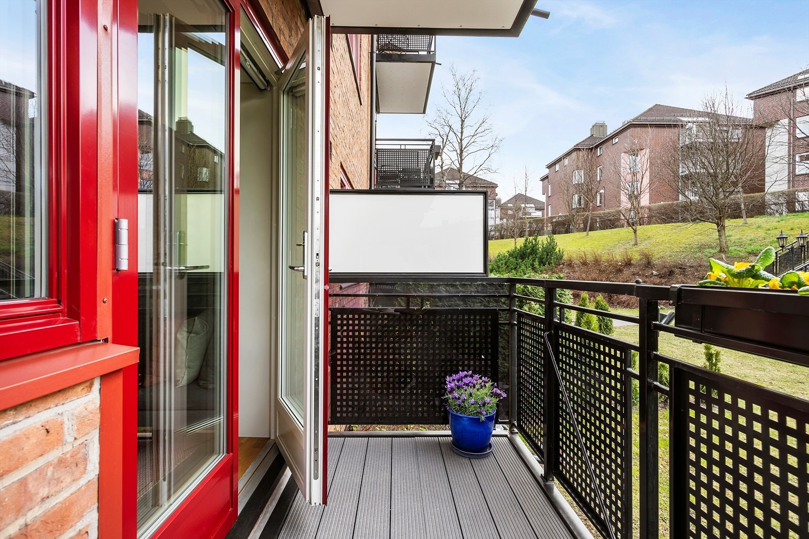 En flott vestvendt balkong på ca. 4 m², med plass til ulike utemøbler. Galleribilde