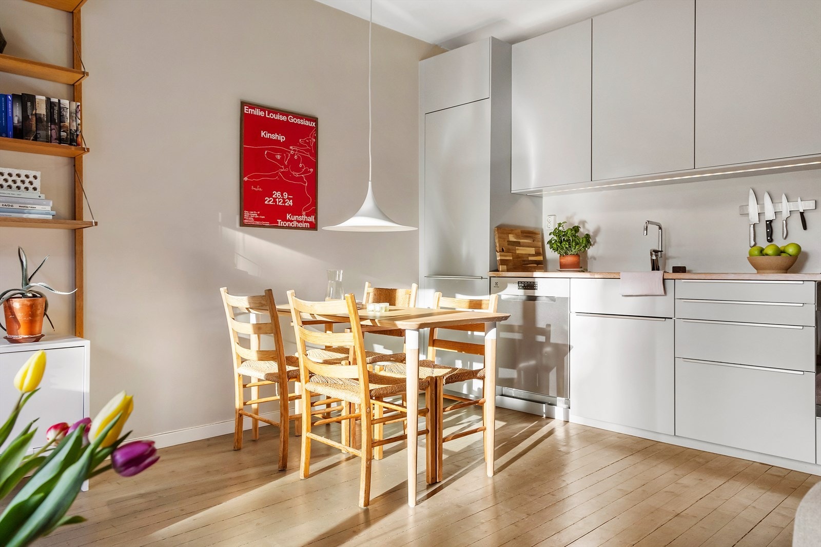 Stilrent IKEA-kjøkken fra 2014 i delikate fargetoner med praktisk utforming. Galleribilde