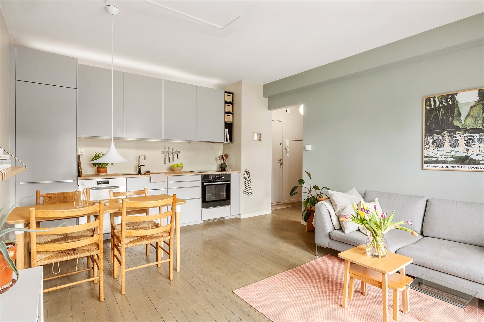 Stuen byr på fleksible innredningsmuligheter med plass til både sofagruppe, spisebord og annet møblement etter ønske. Galleribilde