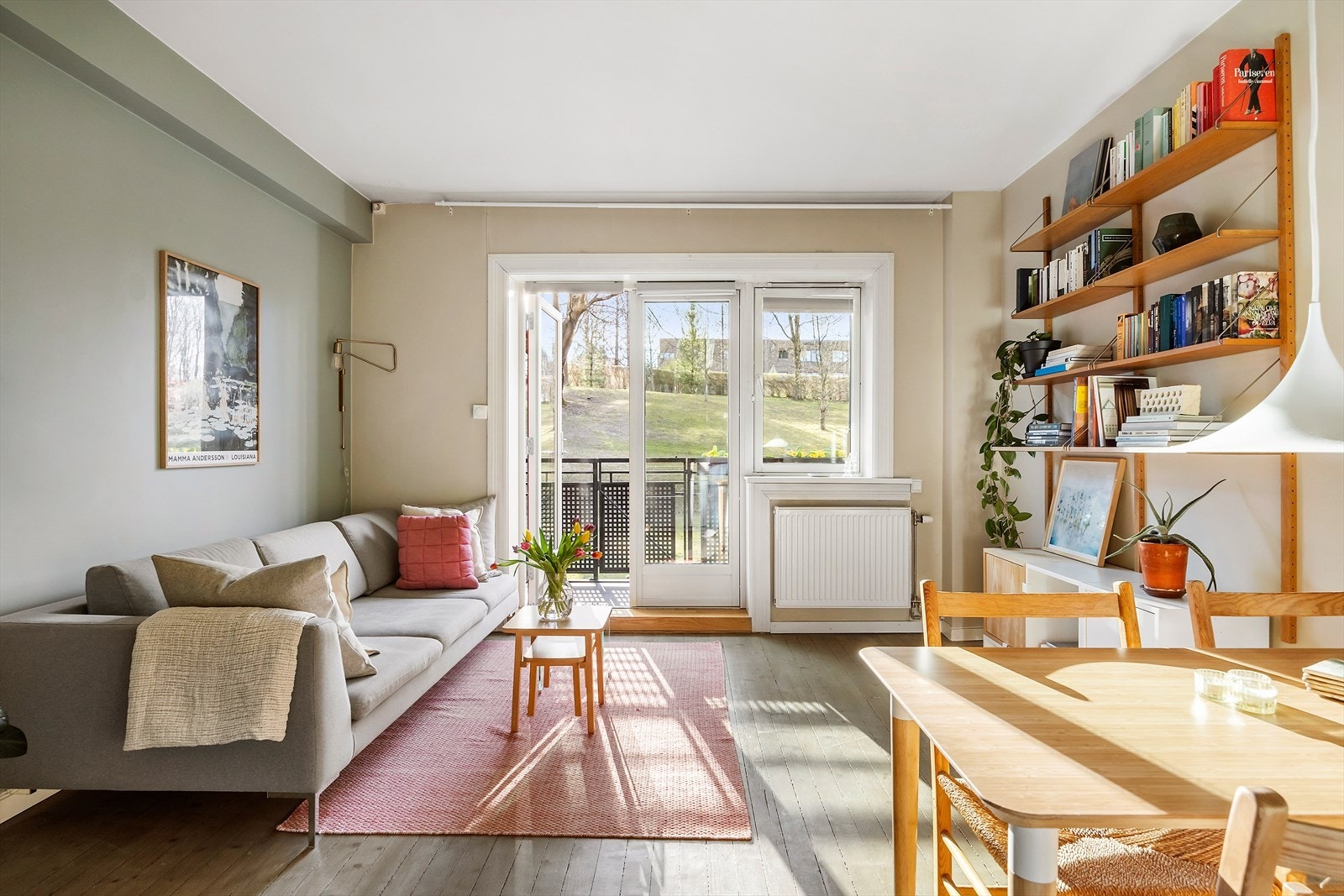 Den romslige stuen fremstår som et lyst og trivelig oppholdsrom, med store vindusflater som slipper inn rikelig med naturlig dagslys. Galleribilde