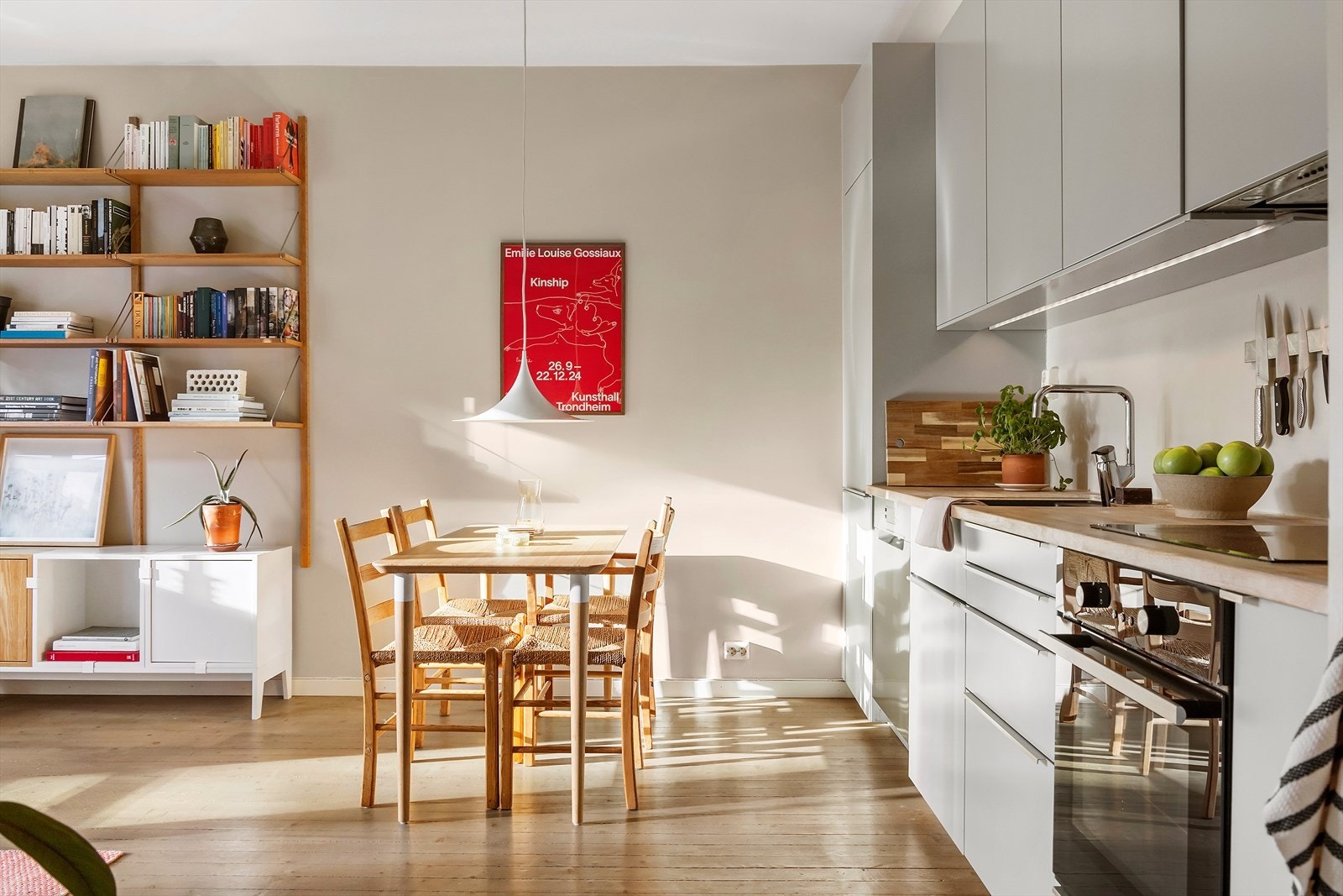 Her får du rikelig med skap- og benkeplass, og kjøkkenet er utstyrt med integrerte hvitevarer og frittstående oppvaskmaskin. Galleribilde