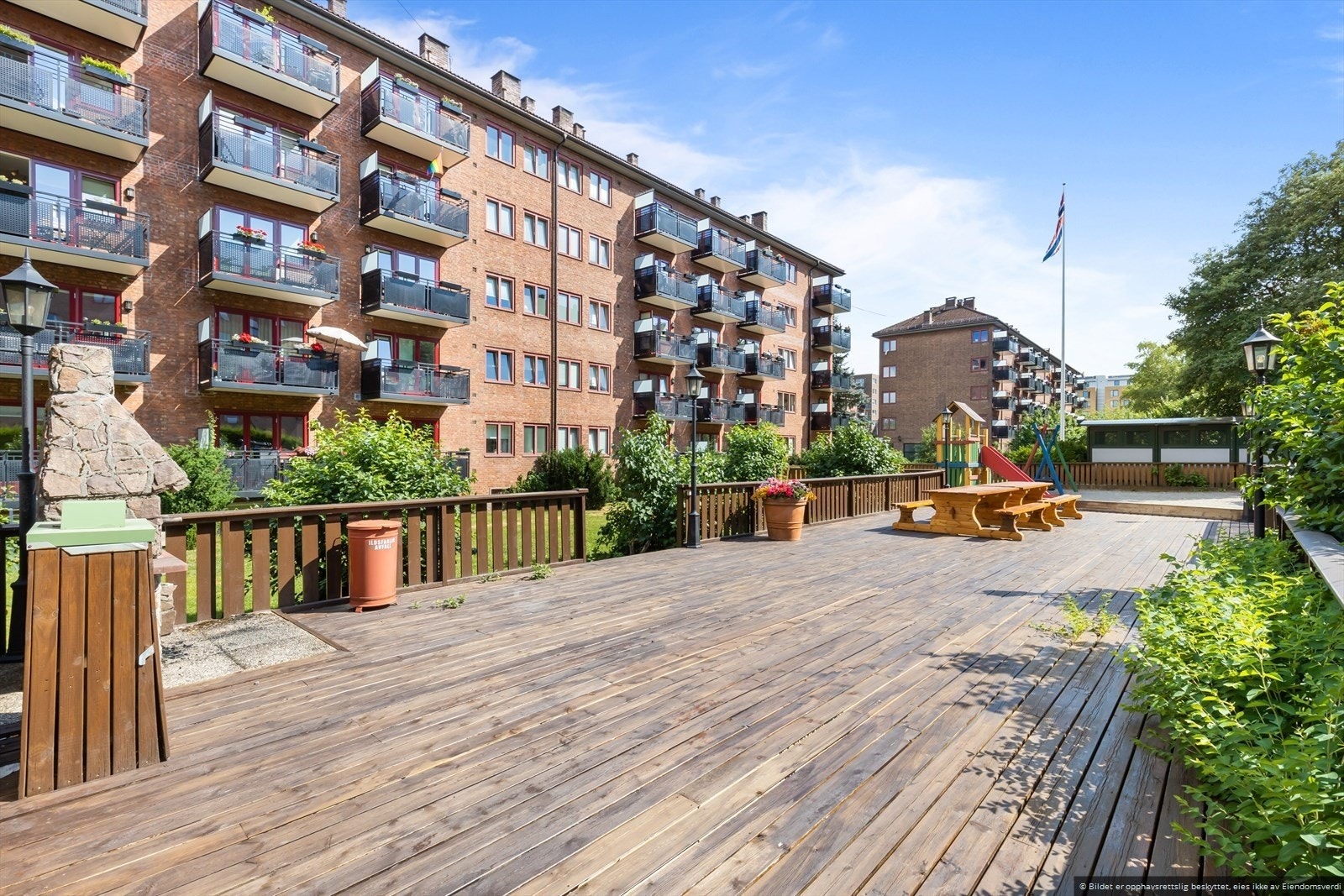 Borettslaget har etablert flere terrasser rundt om i borettslaget. Disse kan fritt benyttes av alle andelseiere, hvor det er satt opp egne grillplasser og sitteplasser. Galleribilde