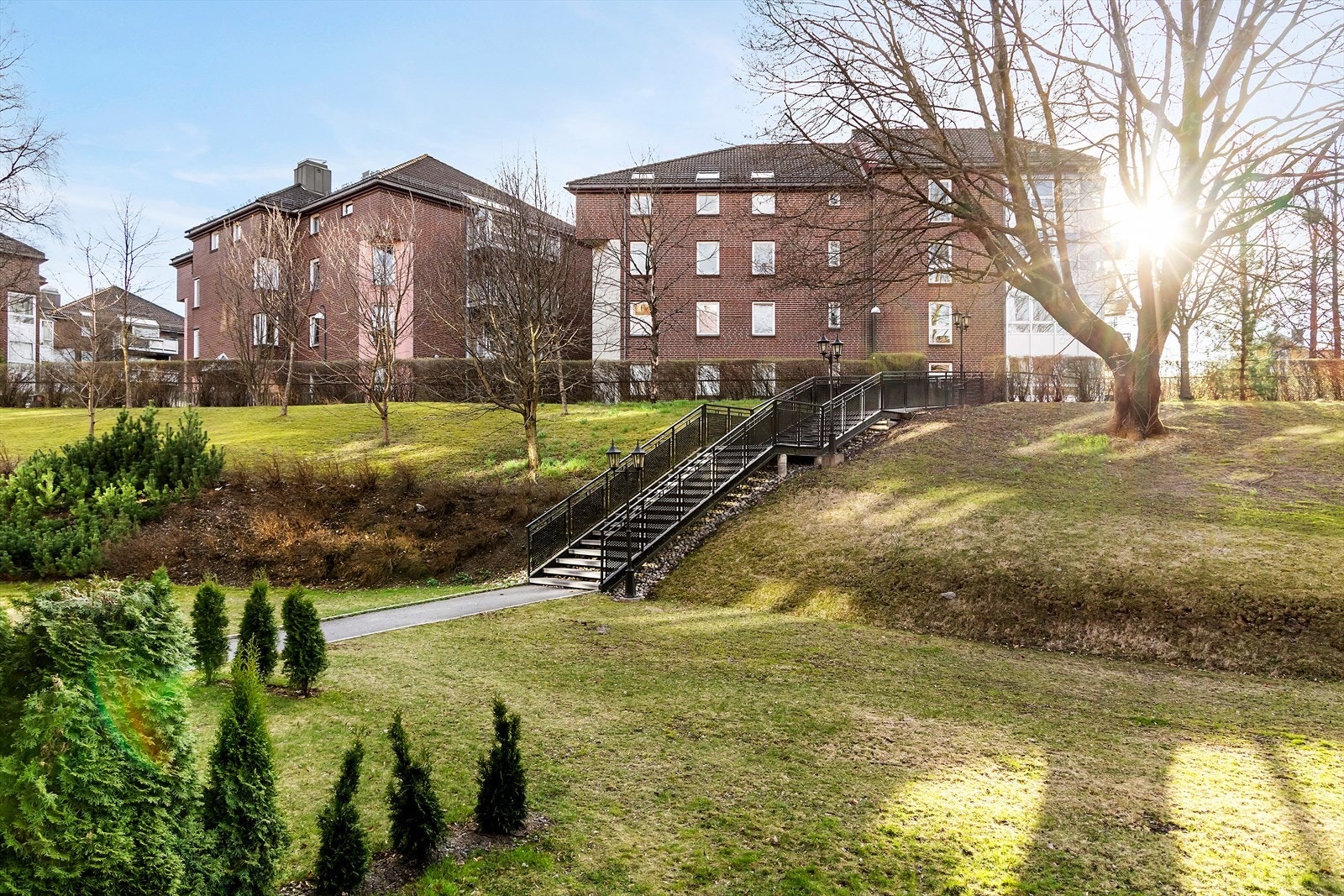 Fra balkongen har man direkte adkomst til et pent opparbeidet felleshage! Galleribilde