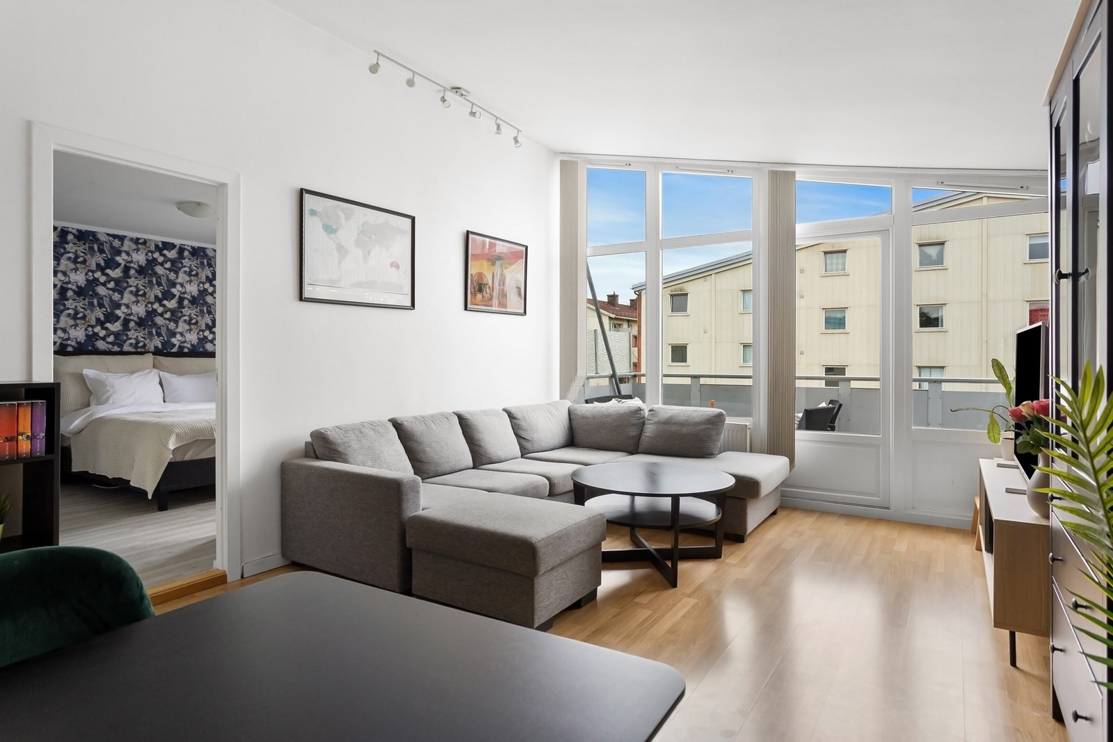 Stuen oppleves som lys og luftig med generøs takhøyde og store vindusflater. Galleribilde