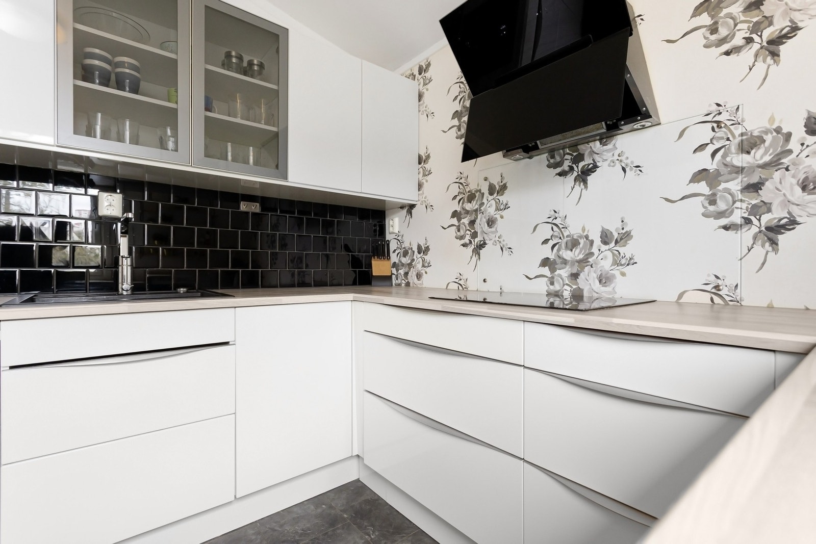 Kjøkkeninnredningen består av slette fronter og laminat benkeplate. Galleribilde