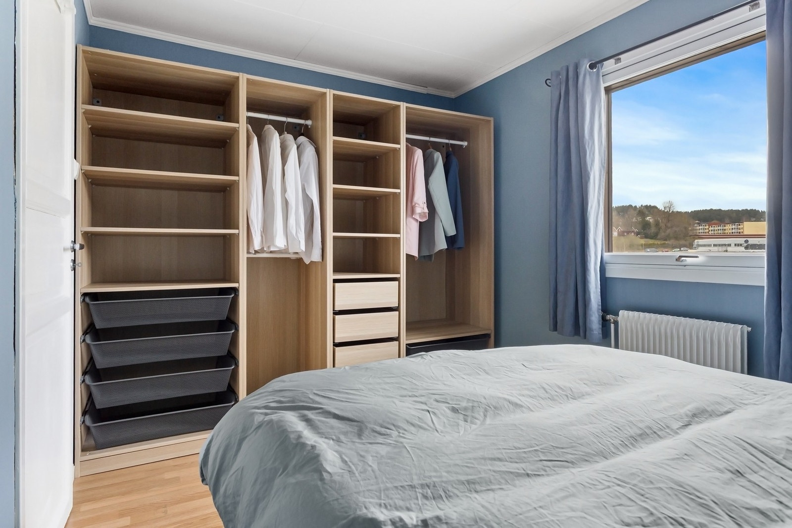 Stor garderobeløsning med mye oppbevaringsplass. Galleribilde