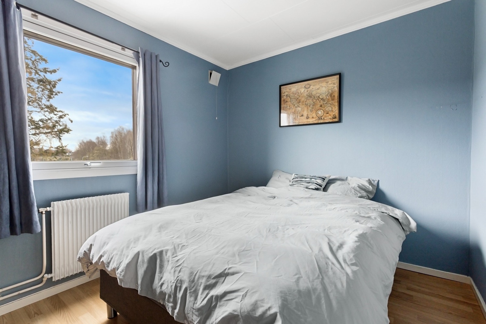 Soverom nummer to har plass til seng og nattbord. Galleribilde