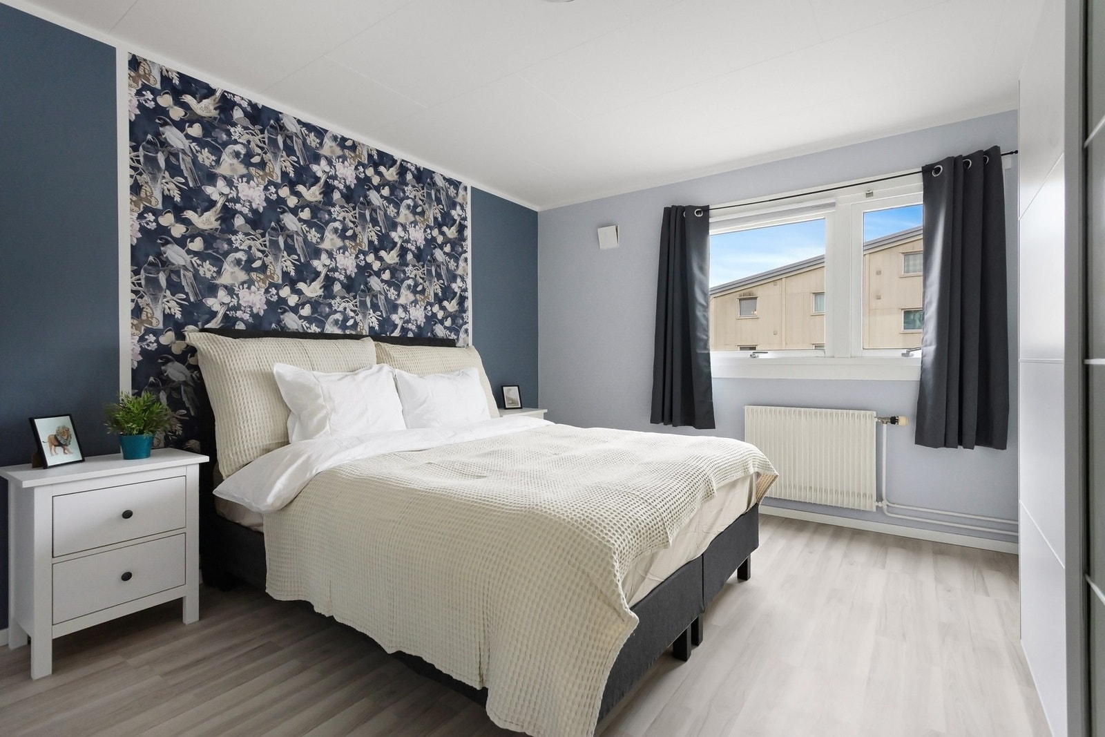 Hovedsoverommet er av god størrelse med plass til dobbeltseng og nattbord. Galleribilde