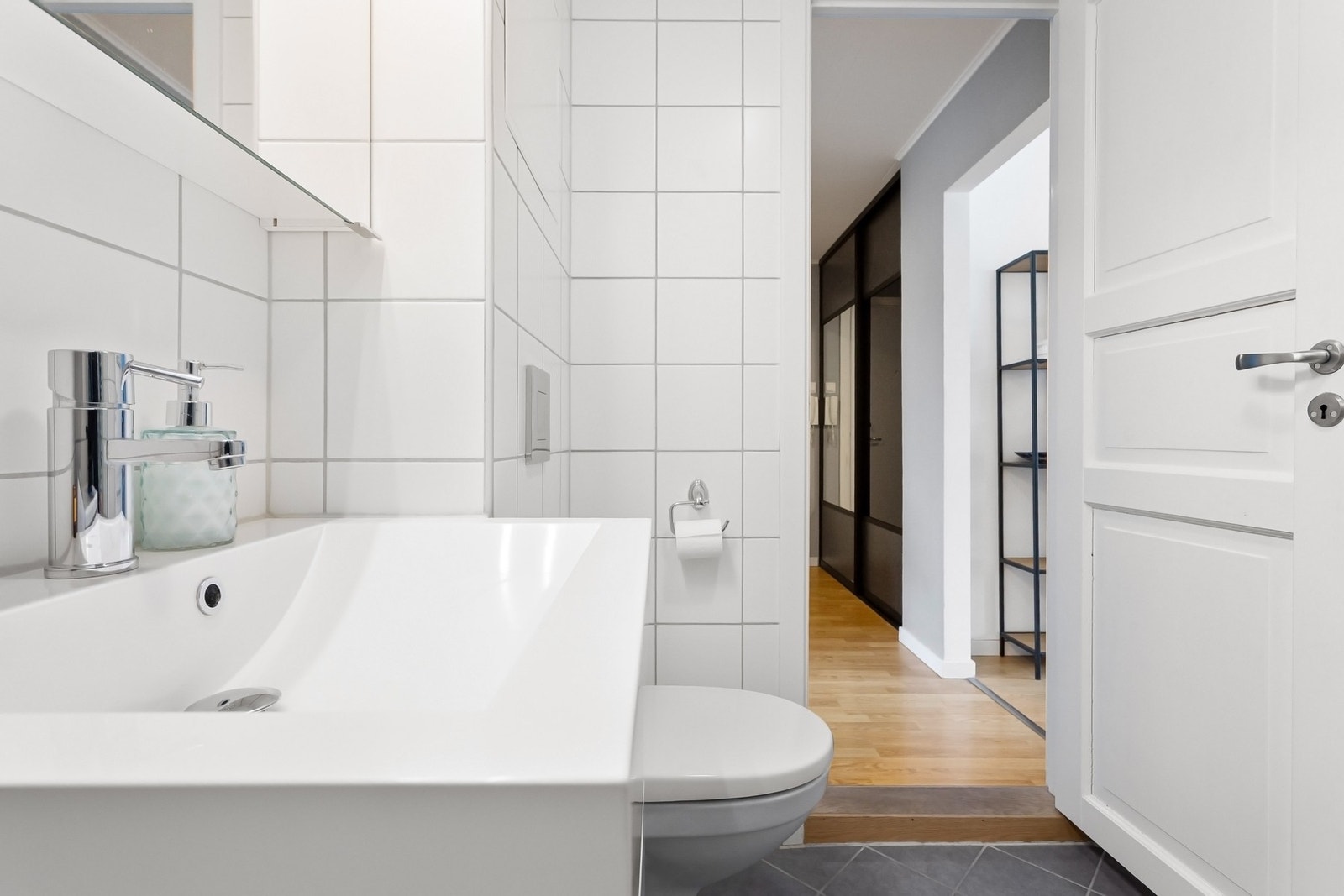 Badet består av servantseksjon, dusjhjørne og vegghengt toalett. Galleribilde