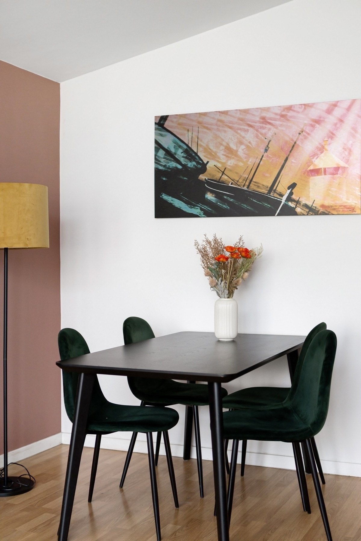 Oppholdsrommet har en naturlig soneinndeling med god plass til spisebord. Galleribilde