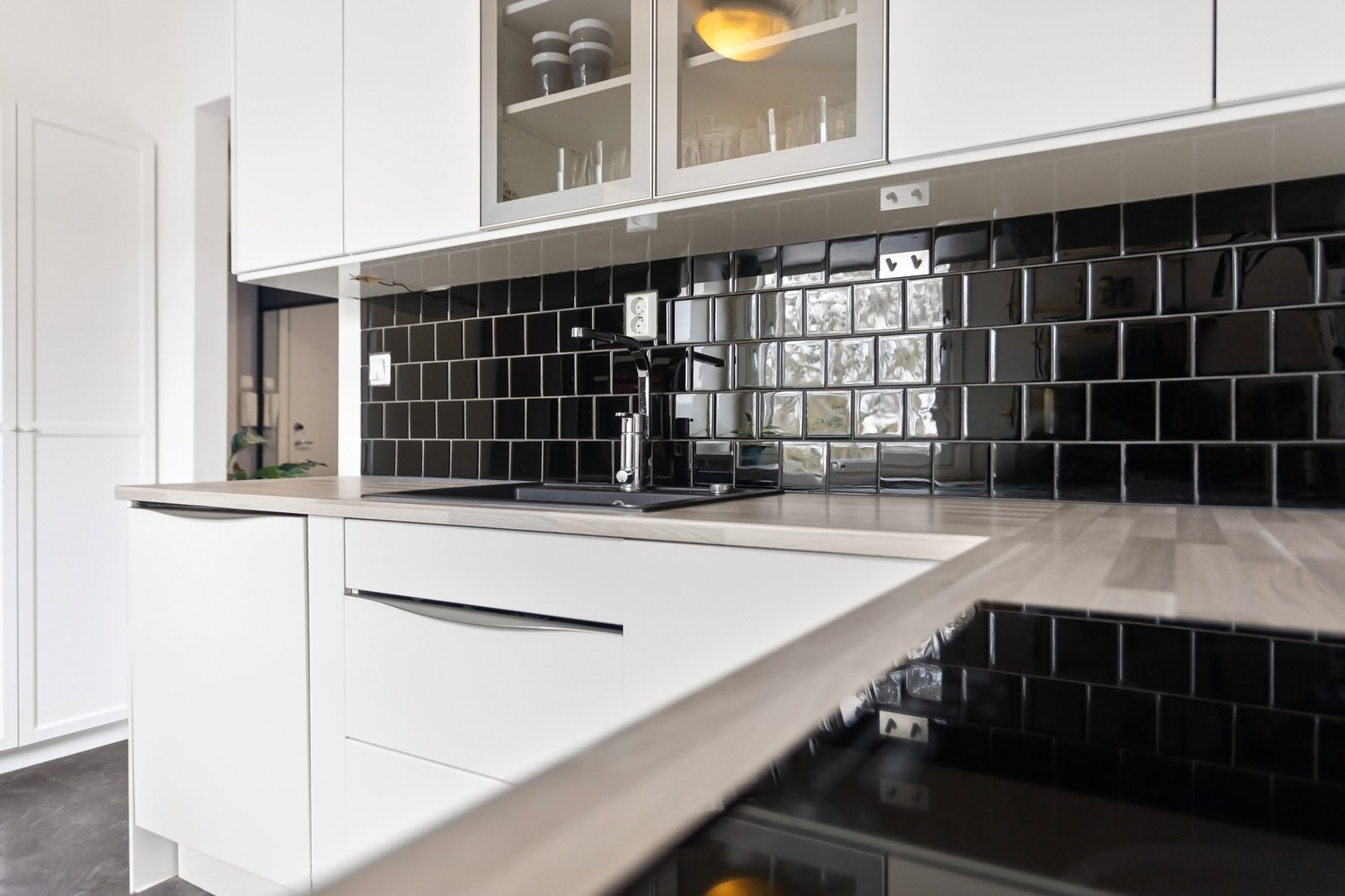 Integrerte hvitevarer som platetopp, stekeovn og oppvaskmaskin. Galleribilde