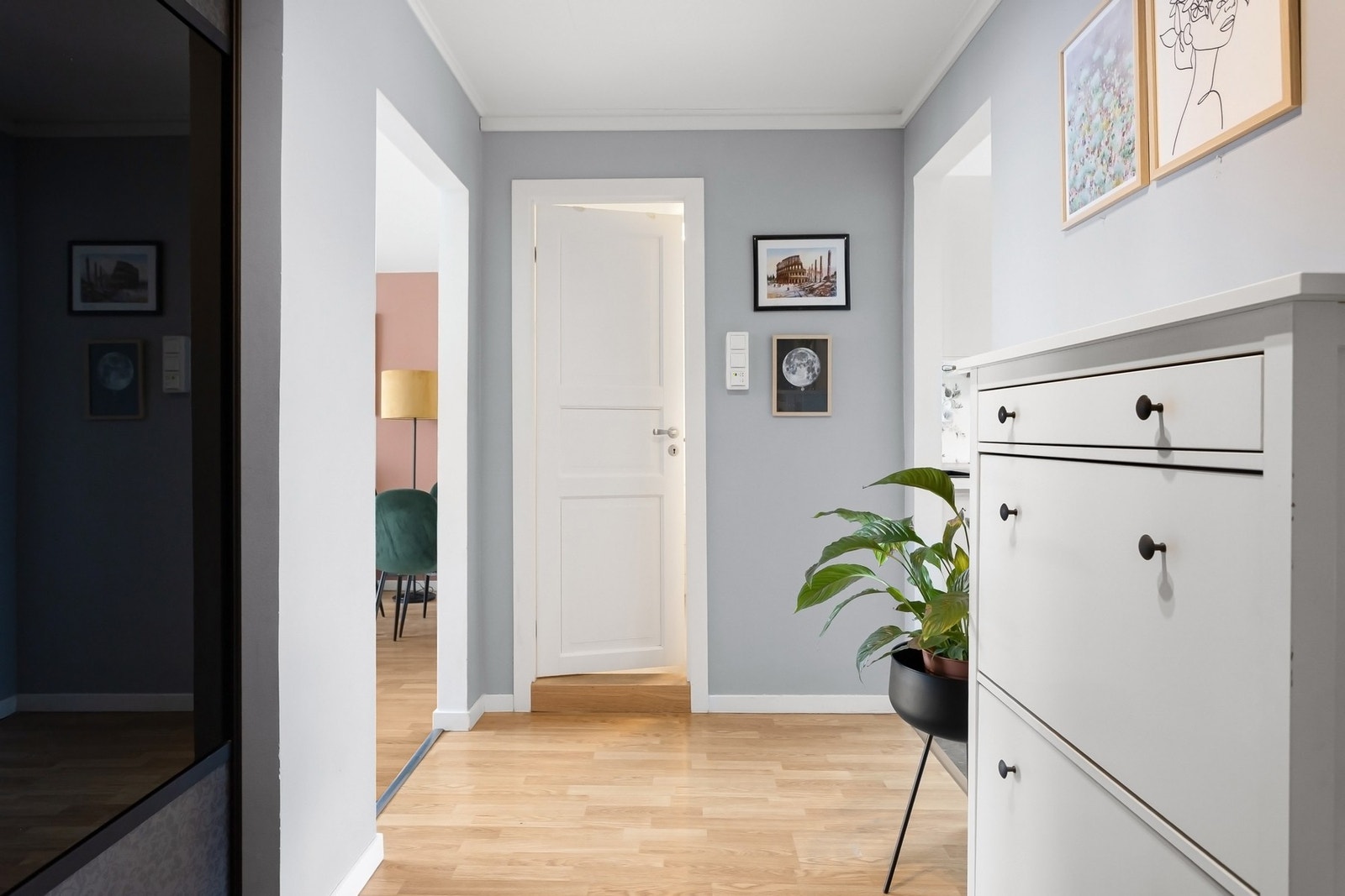 Innbydende éntre med god plass til både sko og yttertøy. Galleribilde