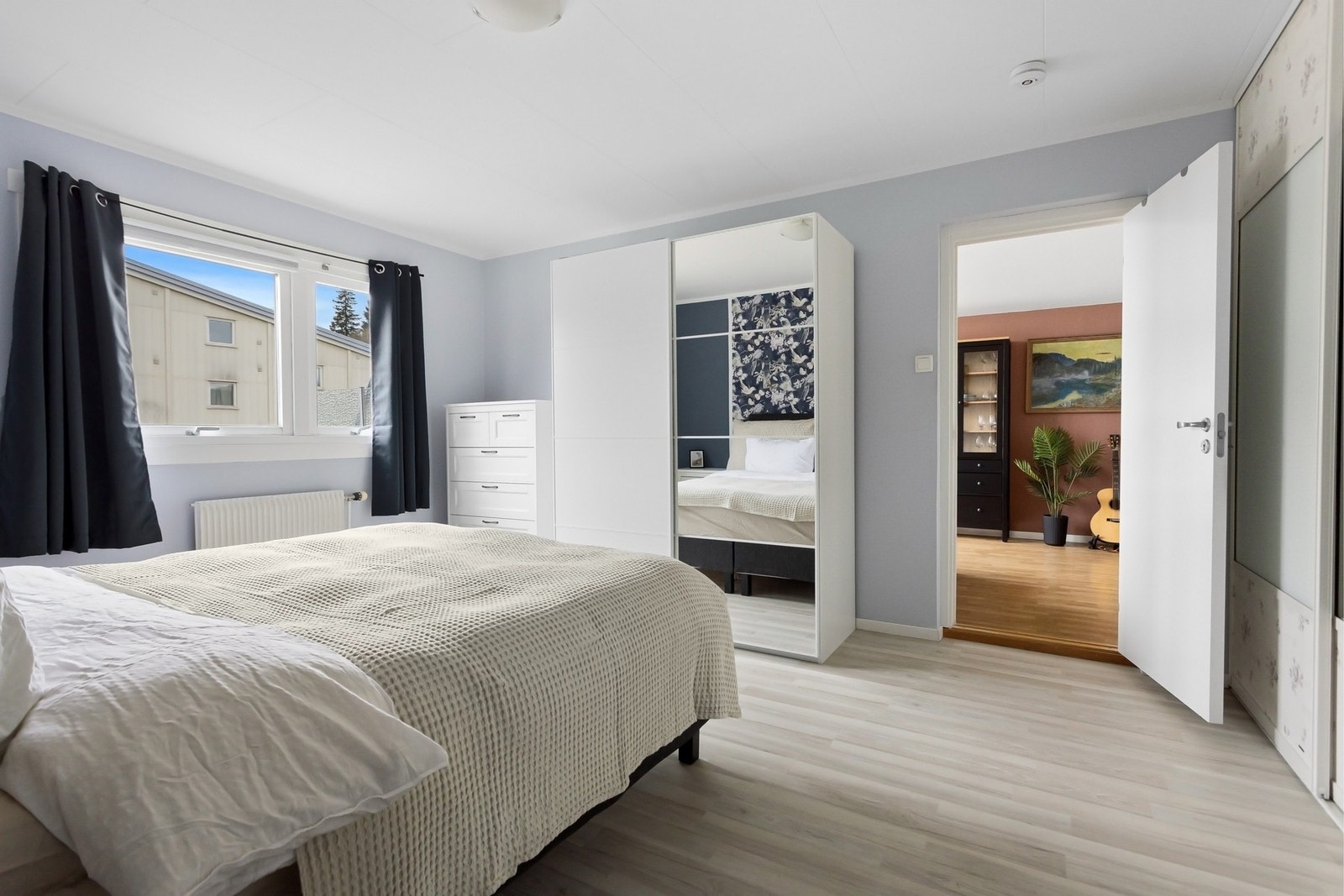 Praktisk skyvedørsgarderobe med speilfront. Galleribilde