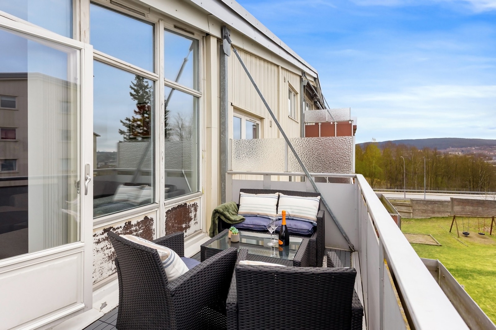 Fra stuen er det adkomst til en herlig sydvestvendt balkong på ca. 9 m². Galleribilde