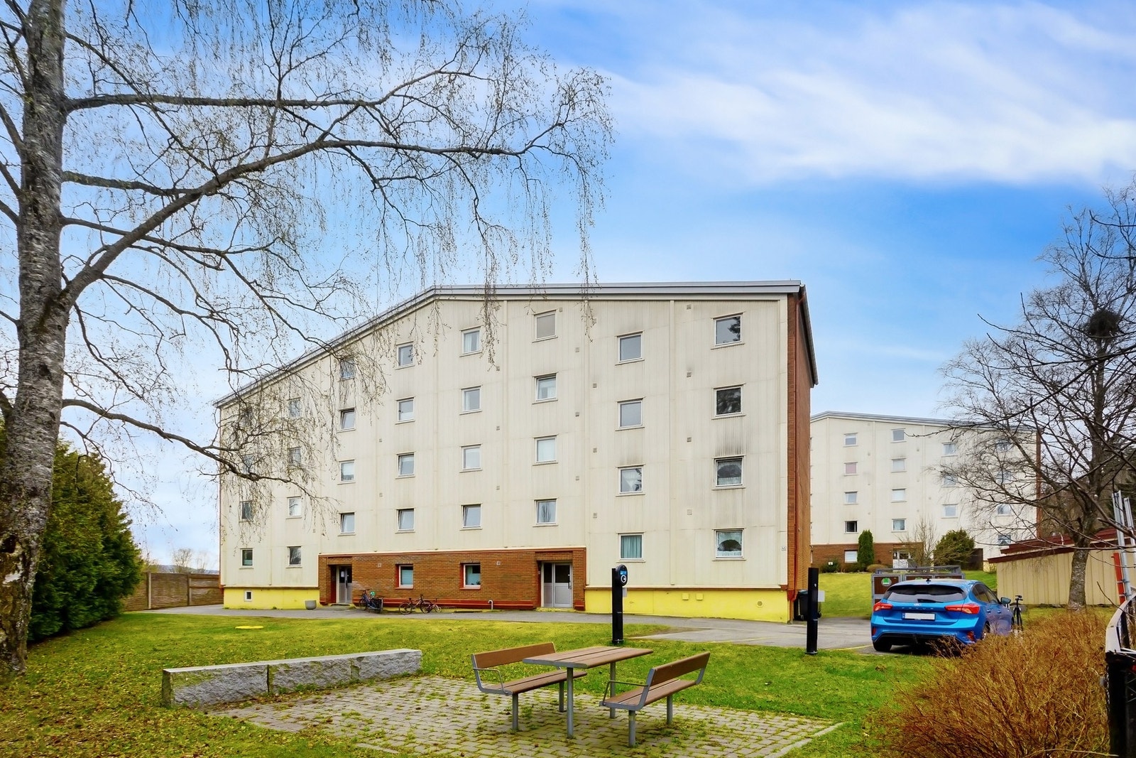 Borettslgatet har fine fellesarealer med sittegrupper og lekeplass Galleribilde