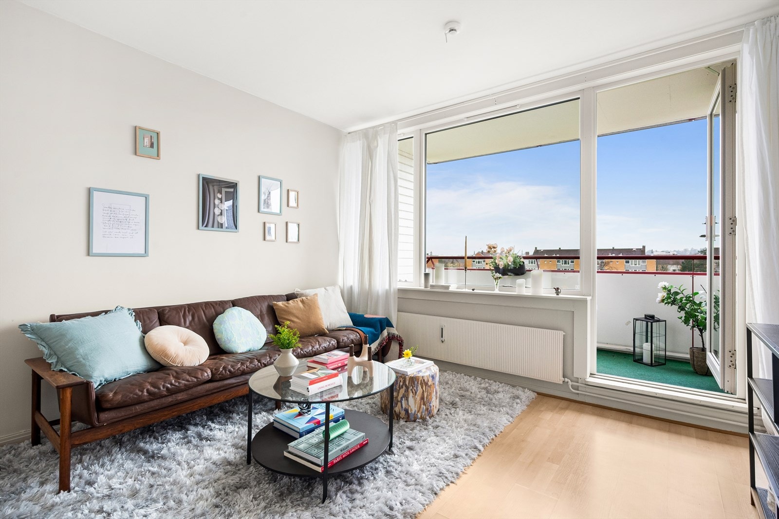 I stue er det rikelig med naturlig lysinnslipp fra store vindusflater Galleribilde