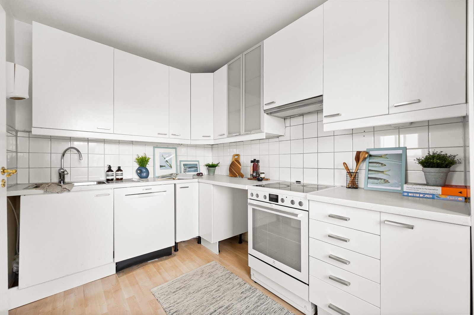 Praktisk separat kjøkken med mye skap- og benkeplass Galleribilde