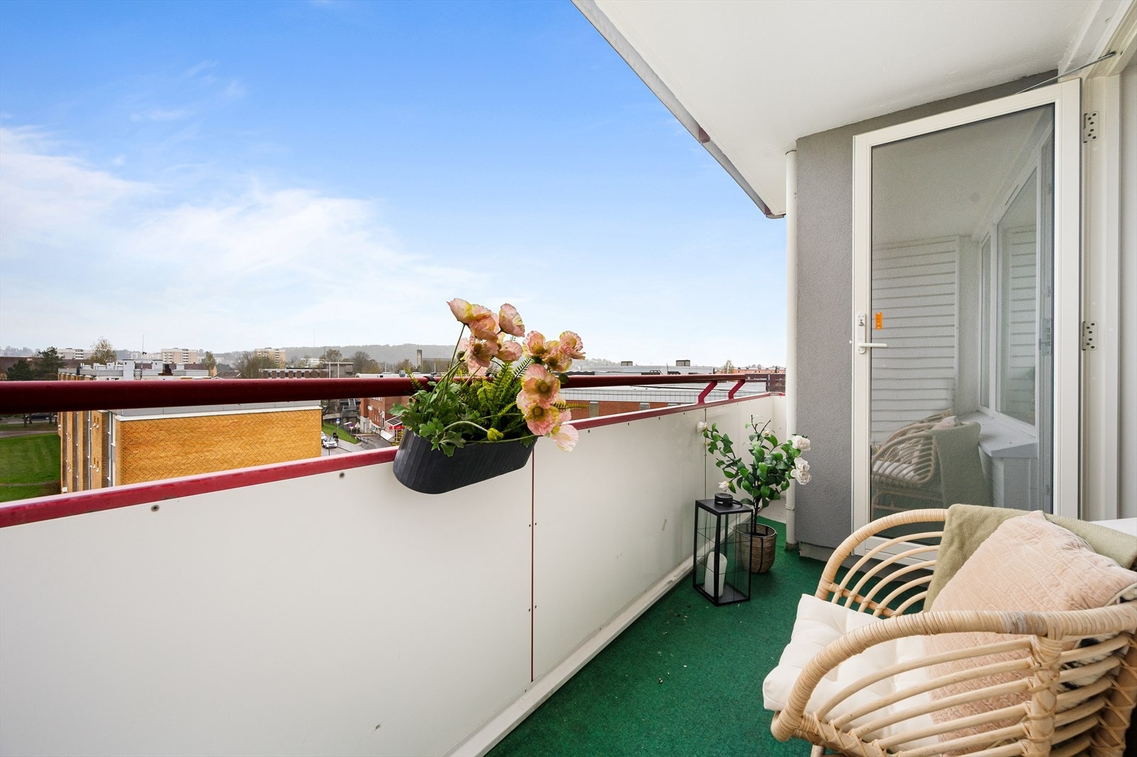 Fra stue er det utgang til syd-vestvendt balkong med svært gode solforhold Galleribilde