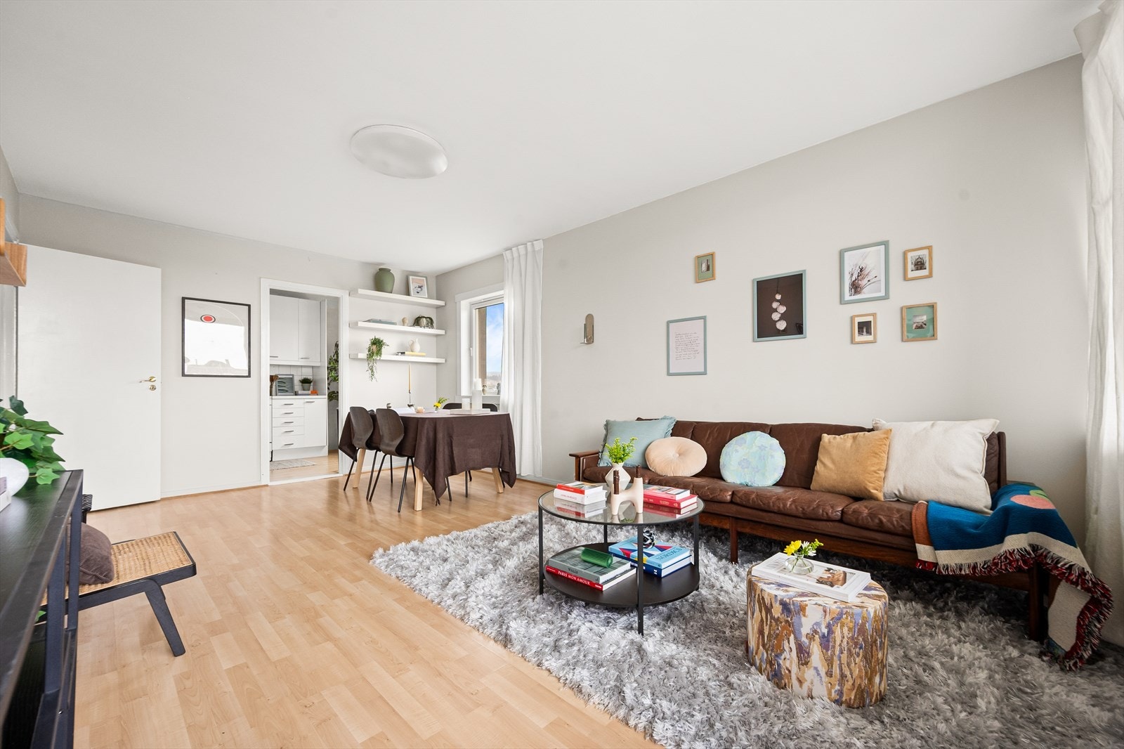 I stue er det god plass til flere sittegrupper og soner Galleribilde