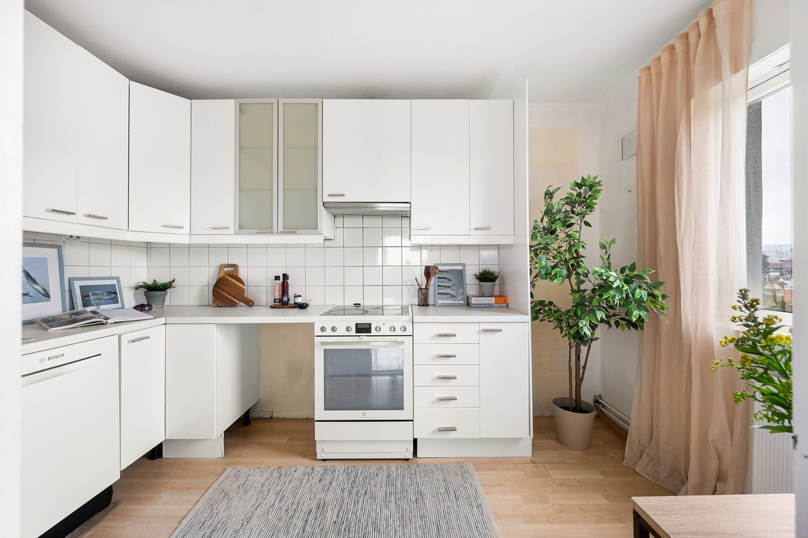 Kjøkkenet har mye oppbevaringsplass og har nisje til
komfyr, kjøleskap/fryser og oppvaskmaskin. Det er opplegg for vaskemaskin på kjøkkenet Galleribilde