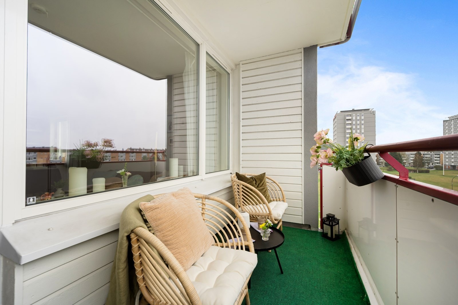 På balkongen er det plass til en liten sittegruppe. Her kan du nyte ettermiddags- og kveldssolen til det fulle Galleribilde