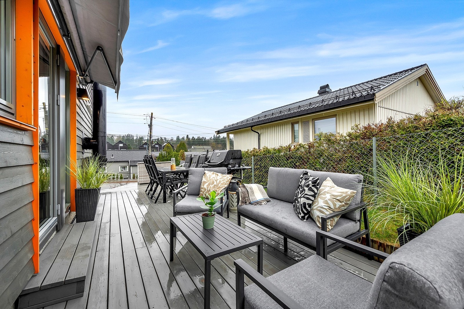 Stor, nordvestvendt terrasse på hele 23 kvm. Det er montert markise. Galleribilde