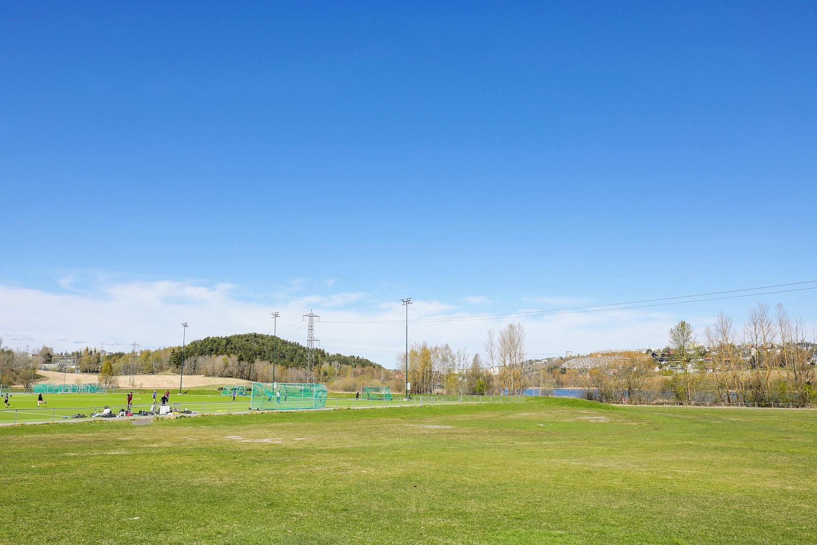 Umiddelbar nærhet til Abildsø idrettsplass med kunstgressbane og store gressplener. Abildsø tennisklubb ligger få minutter unna. Aktive idrettslag i bydelen, spesielt innen fotball, håndball, langrenn, basket og ishockey. Galleribilde