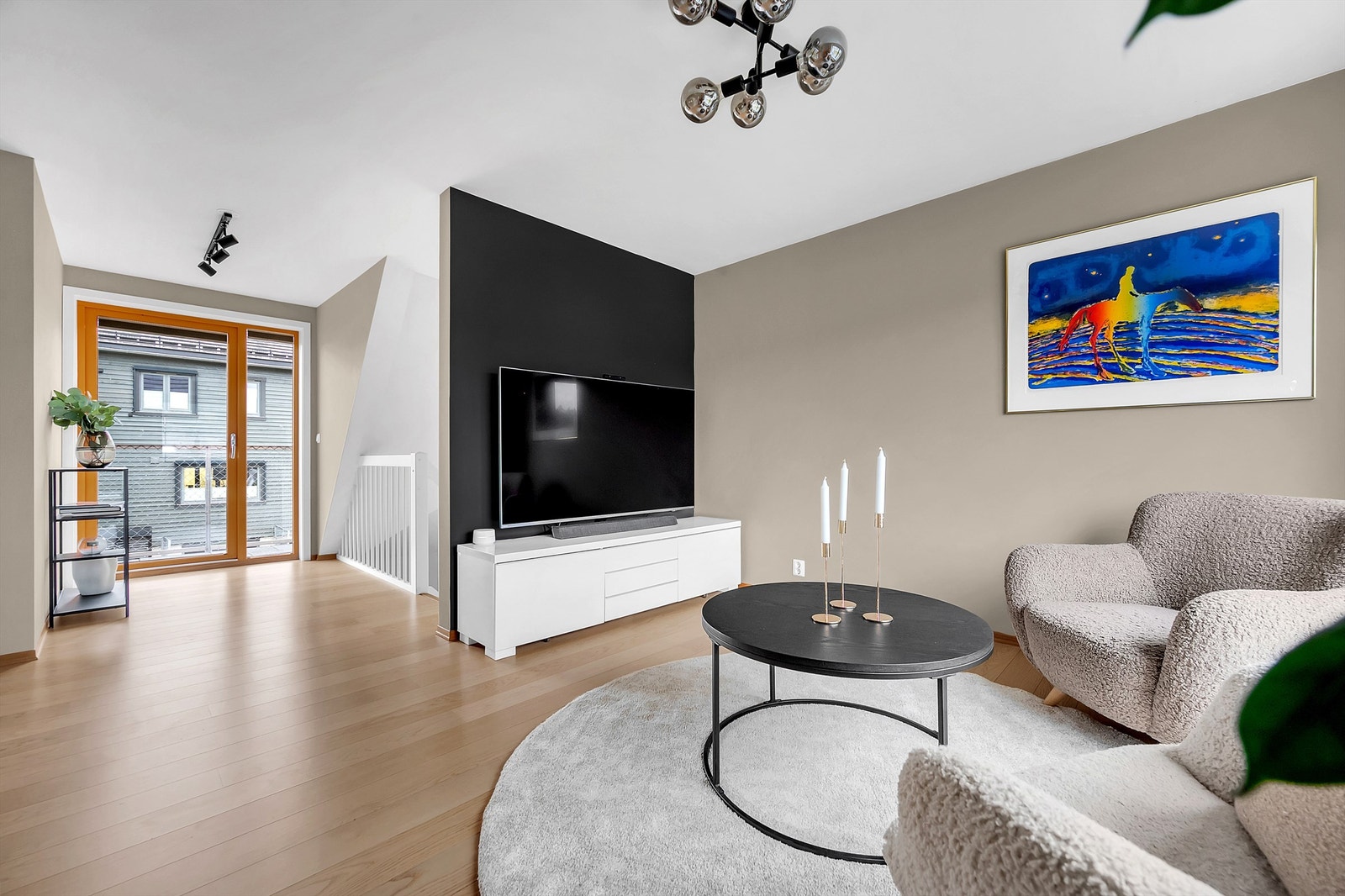 Utgang til balkong fra Tv-stuen, som videre fører deg opp til takterrassen. Galleribilde