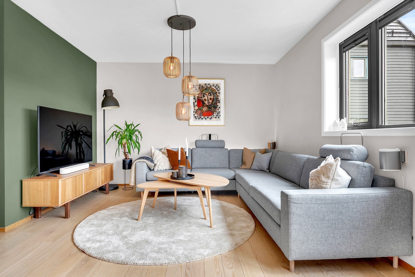 Stuen er i likheten med resten av huset holdt i delikate og moderne nyanser og fremstår både velholdt og gjennomført. Galleribilde