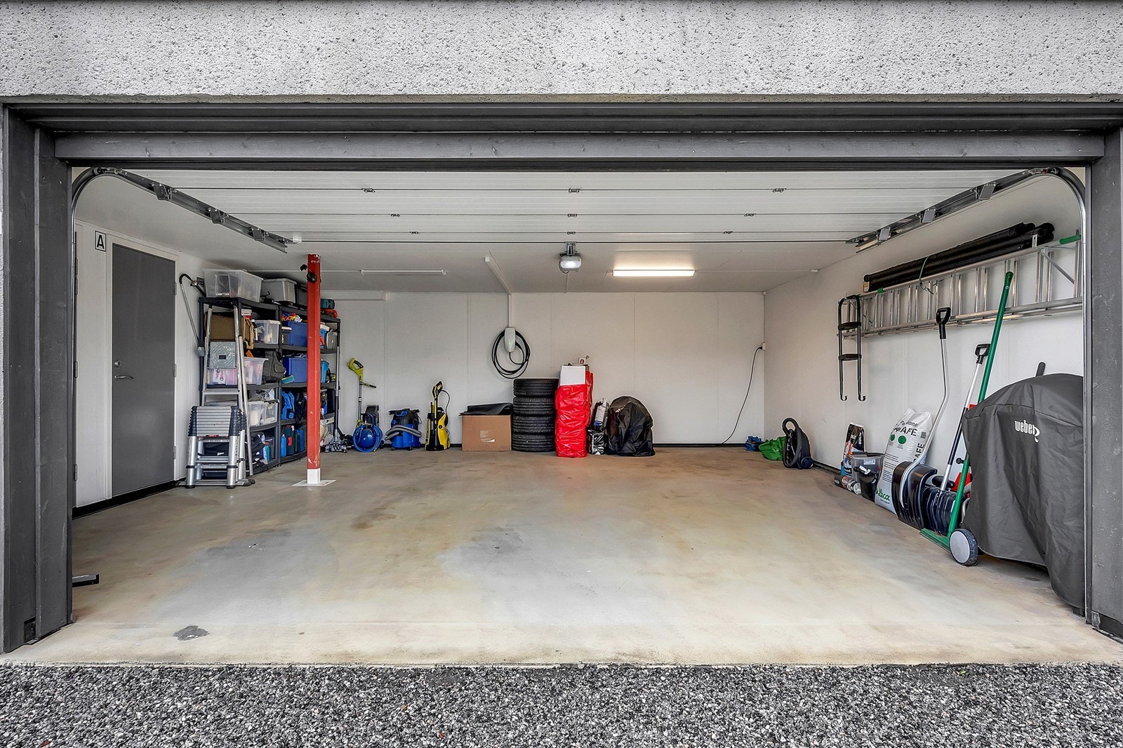 Felles garasjekjeller under huset som deles med nabo. De disponerer en parkeringsplass hver. El-bil lader er montert. Naboen har også en bod i garasjen. Galleribilde
