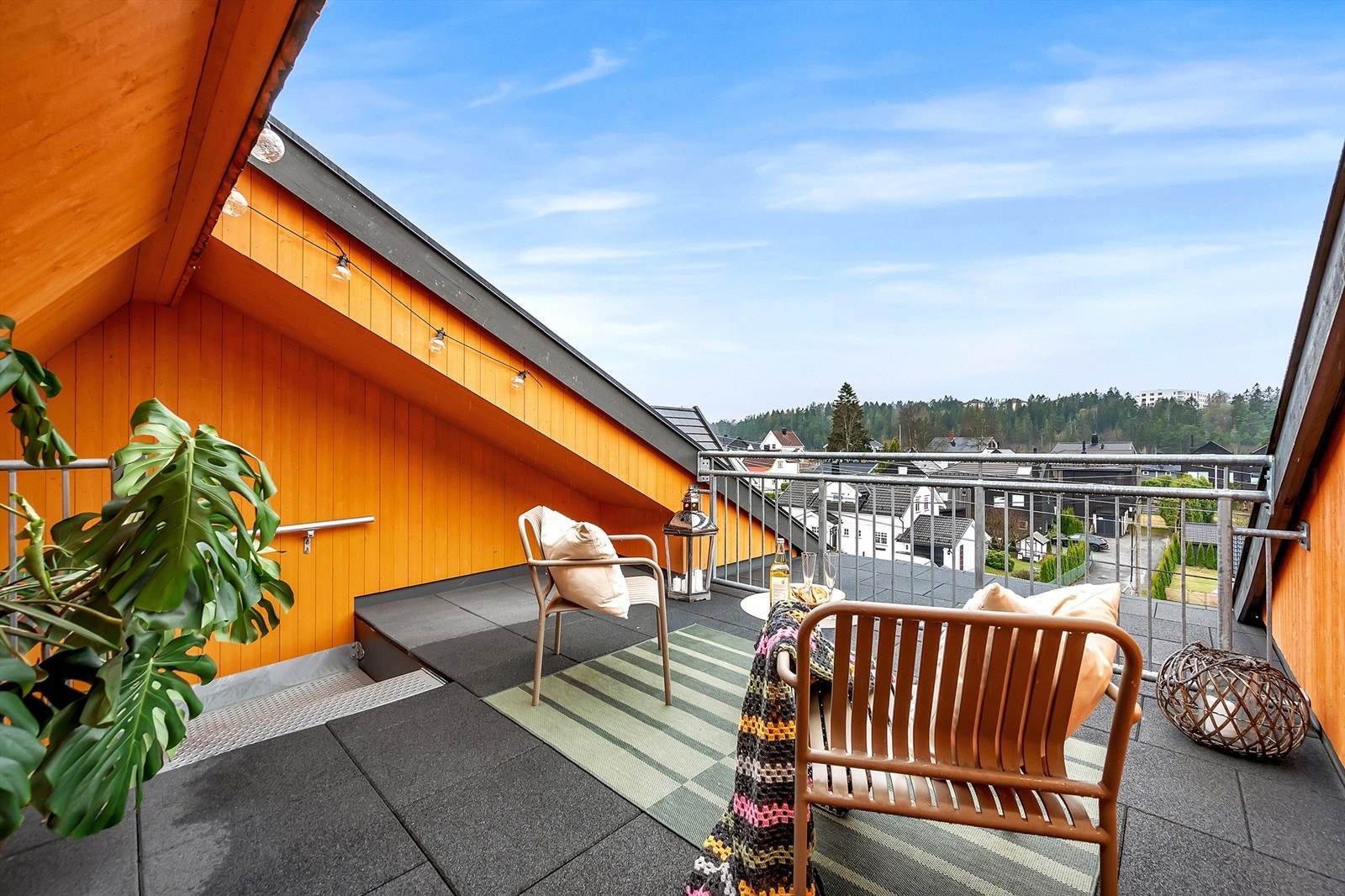 Boligen har en herlig, solrik takterrasse med god plass til utemøbler og grill. Galleribilde