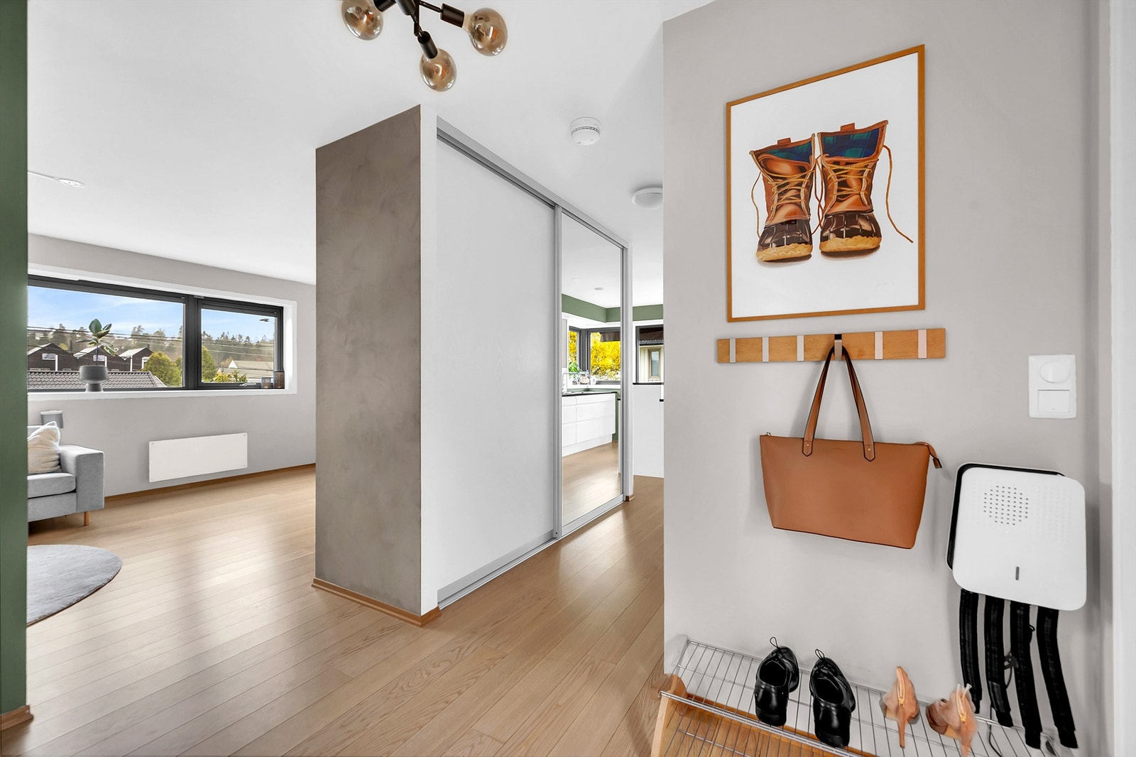 Boligens entré er innbydende og gir et meget godt førsteinntrykk. Her er det rikelig med plass til å henge fra seg yttertøyet og sette fra seg sko. Entréen knytter boligens rom og etasjer fint sammen. Galleribilde