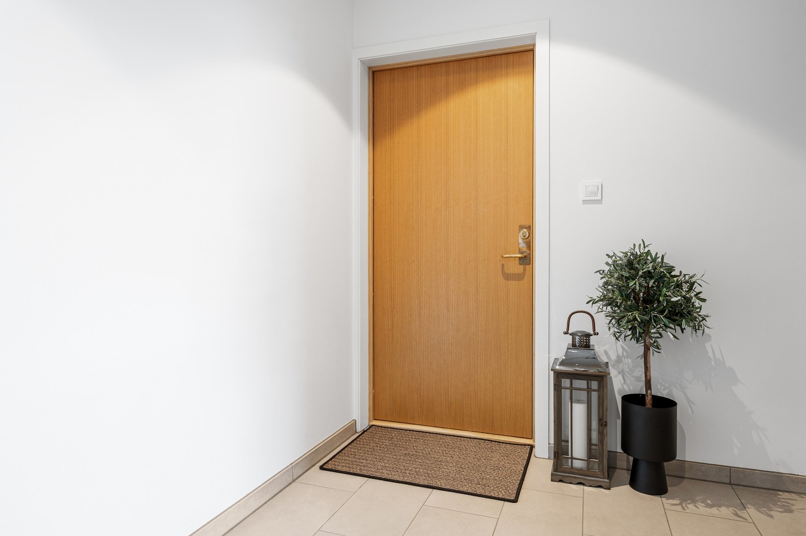 Utenfor leilighetens ytterdør. Det medfølger to parkeringsplasser i felles garasjekjeller, hvor den ene parkeringsplassen er utstyrt med elbillader. Galleribilde