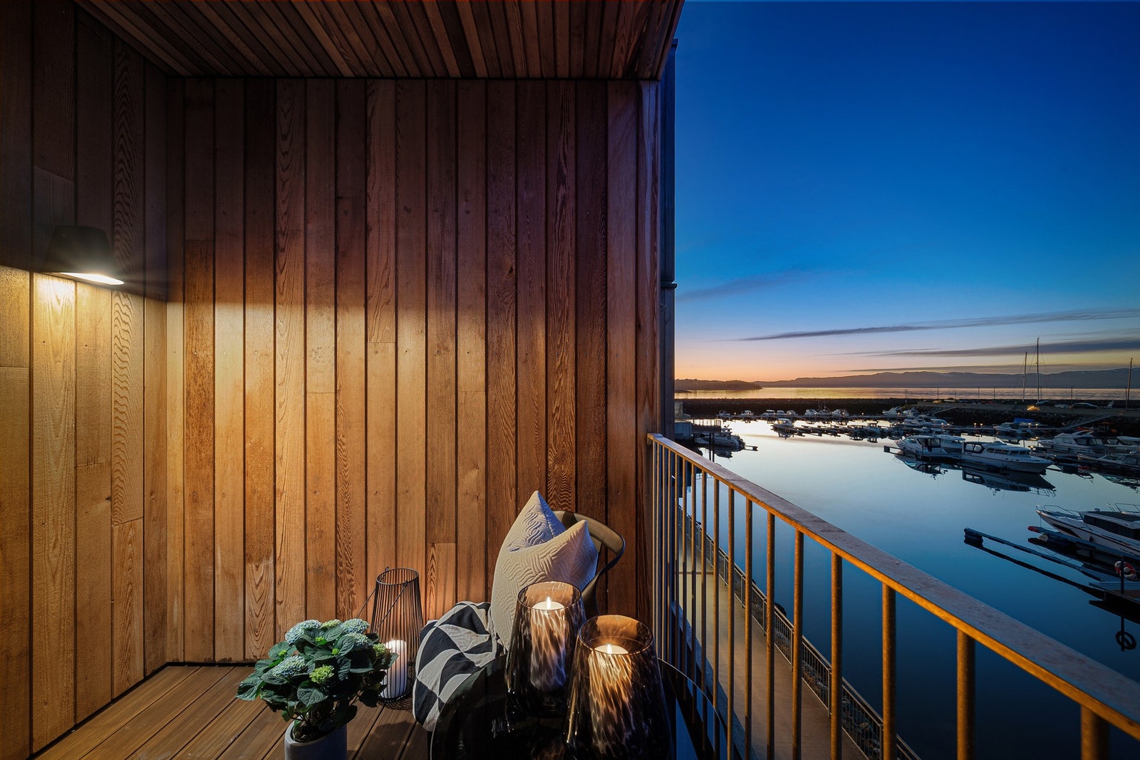 Her nyter du et fantastisk fargespill på himmelen ved soloppgang og -nedgang. Galleribilde