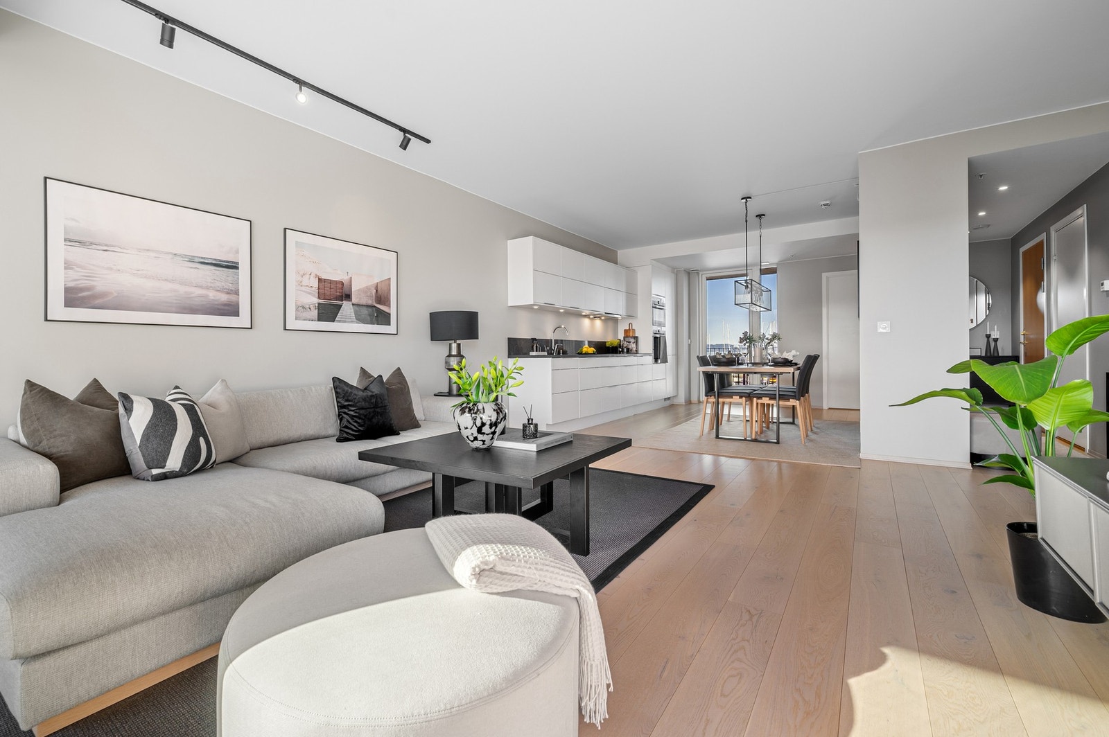 Stue med åpen kjøkkenløsning på hele 43,5 kvm. Leiligheten er utstyrt med lavtbyggende stikkontakter og dimmere/lysbrytere av typen ELKO Plus. Galleribilde