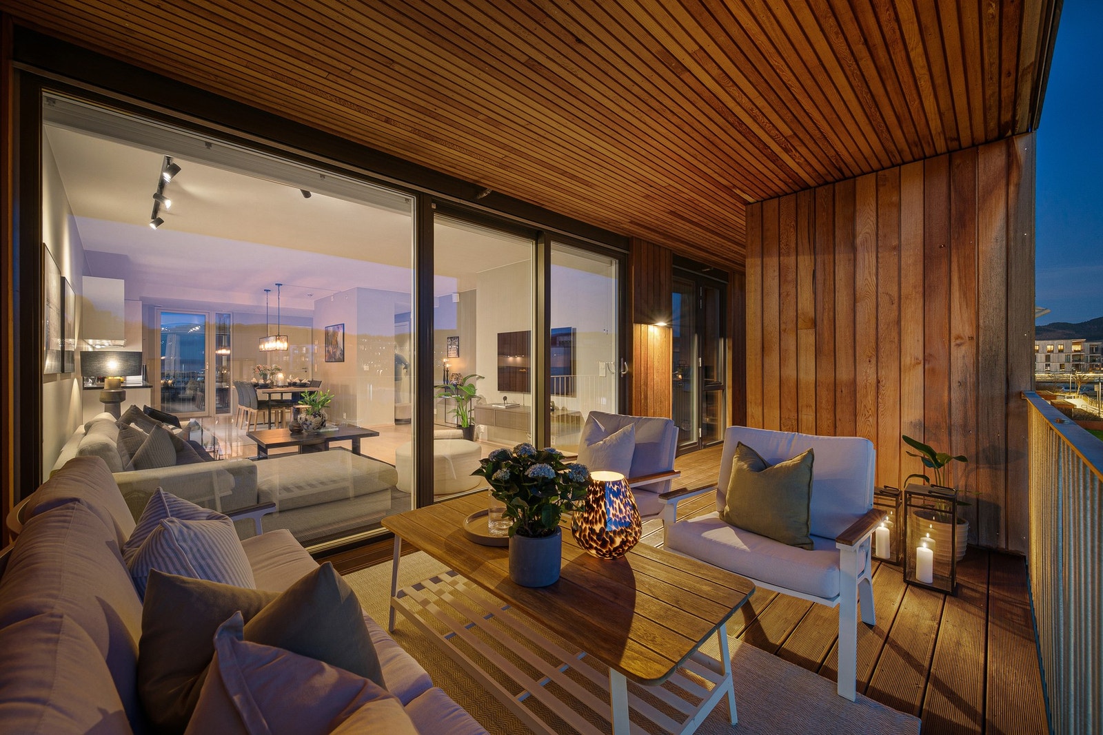 Det er balkonger på begge sider av boligen, og til sammen har du 22 kvm utvendig boltreplass. Galleribilde