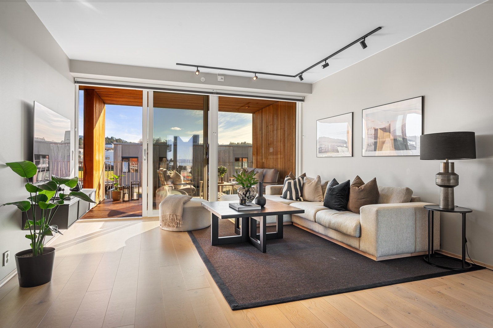 Store vindusflater fra gulv til tak i begge ender av leiligheten gir et svært godt lysinnslipp. Galleribilde