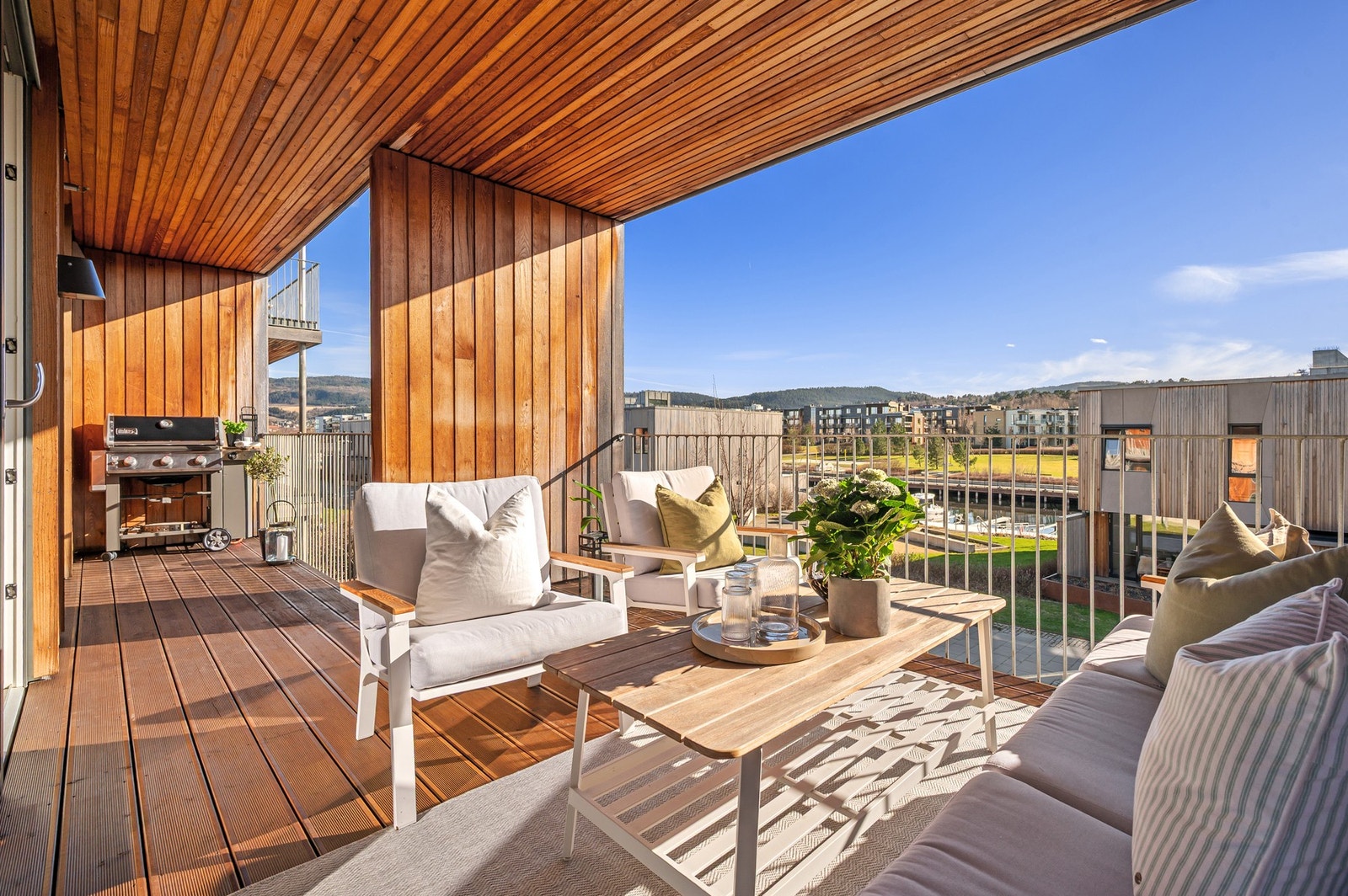 EiendomsMegler 1 v/Frank Robert Bae har gleden av å presentere en særdeles flott 3-roms selveierleilighet beliggende i populære Havseilervegen på Grilstad Marina! Galleribilde