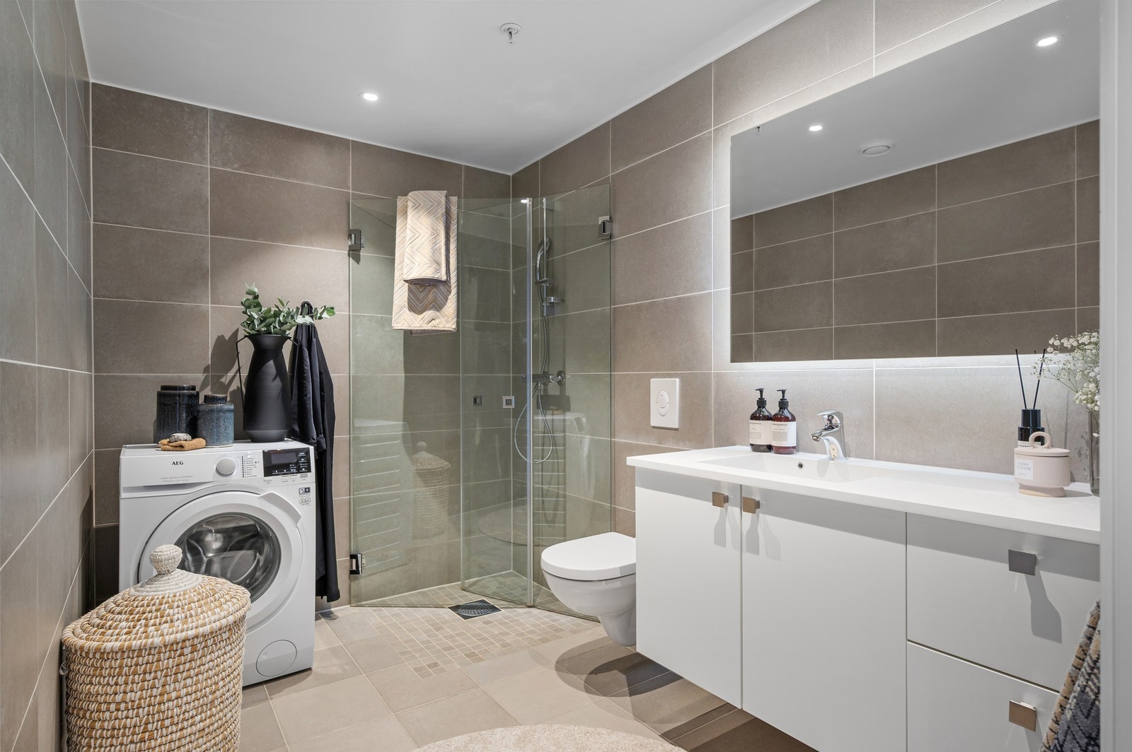 Badet er på 5,5 kvm og har oppgraderte fliser og innredning. Galleribilde