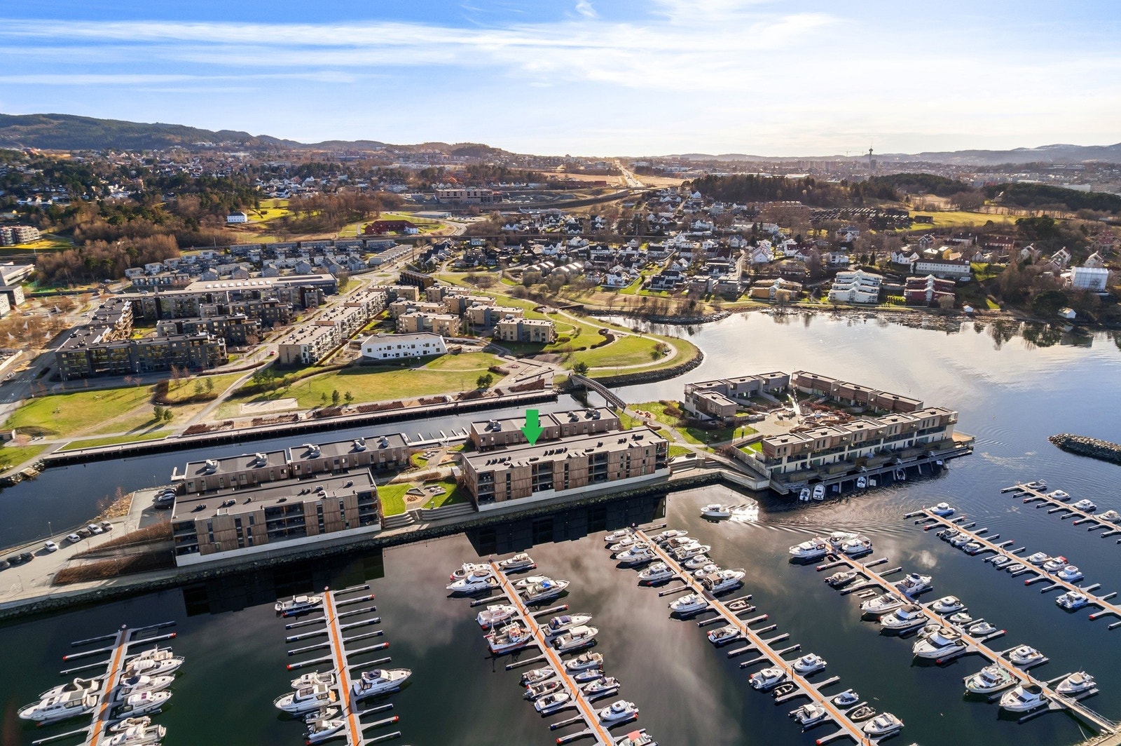 Nærområdet er flott opparbeidet med båtmarina og store grøntområder. Galleribilde