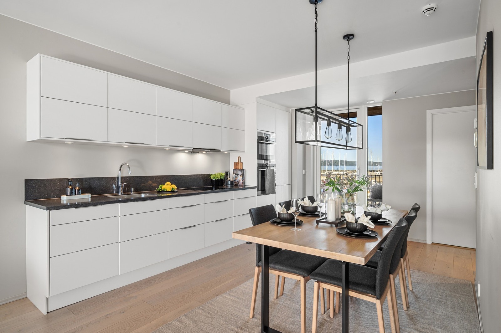 God plass til stort spisebord ved kjøkken. Felleskostnadene inkl. bl.a TV-pakke, fibernett og fjernvarme (oppvarming/varmtvann). Galleribilde