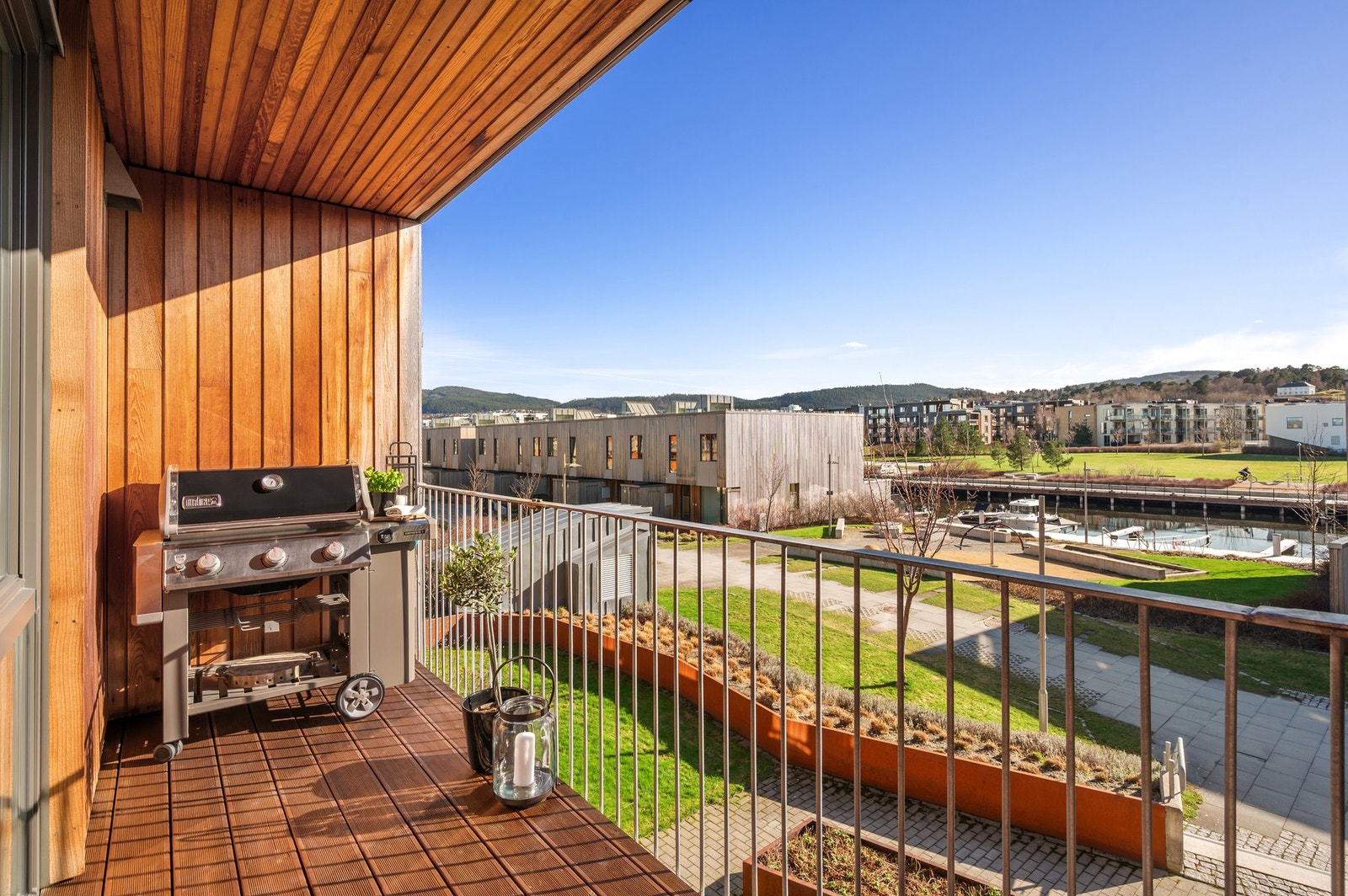 Balkongen har en skjermet plassering med utsyn mot grøntareal og kanalen. Galleribilde