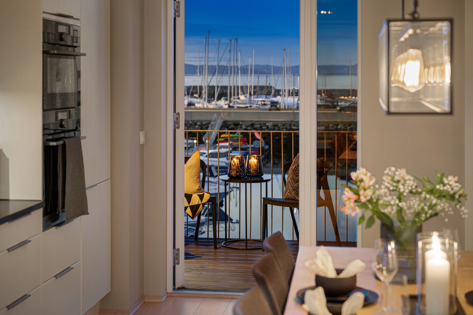 Med fjorden som nærmeste nabo får du en helt spesiell atmosfære i boligen. Galleribilde